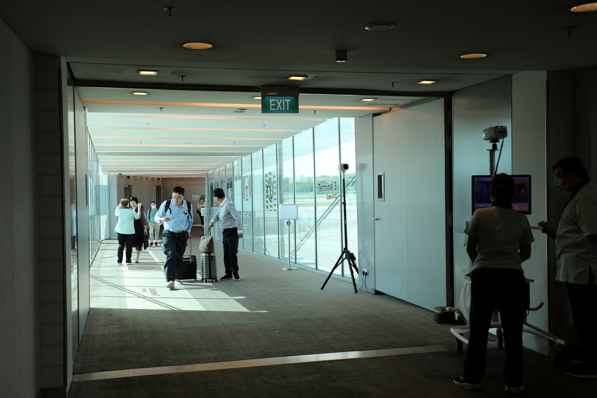 新加坡在樟宜機場加強篩查入境旅客,圖為1月22日置於機場內的體溫探測器。來自中國廣州的旅客正要走過此處。(Reuters) 新加坡在樟宜機場加強篩查入境旅客,圖為1月22日置於機場內的體溫探測器。來自中國廣州的旅客正要走過此處。(Reuters)