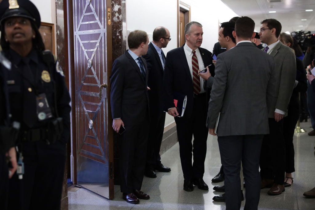 美国参议院1月24日在国会山庄（Capitol Hill）就新型冠状病毒肺炎疫情召开闭门通报会。图为参议员沙利文（Dan Sullivan）抵达德克森参议院办公大楼时接受记者采访。（Getty）