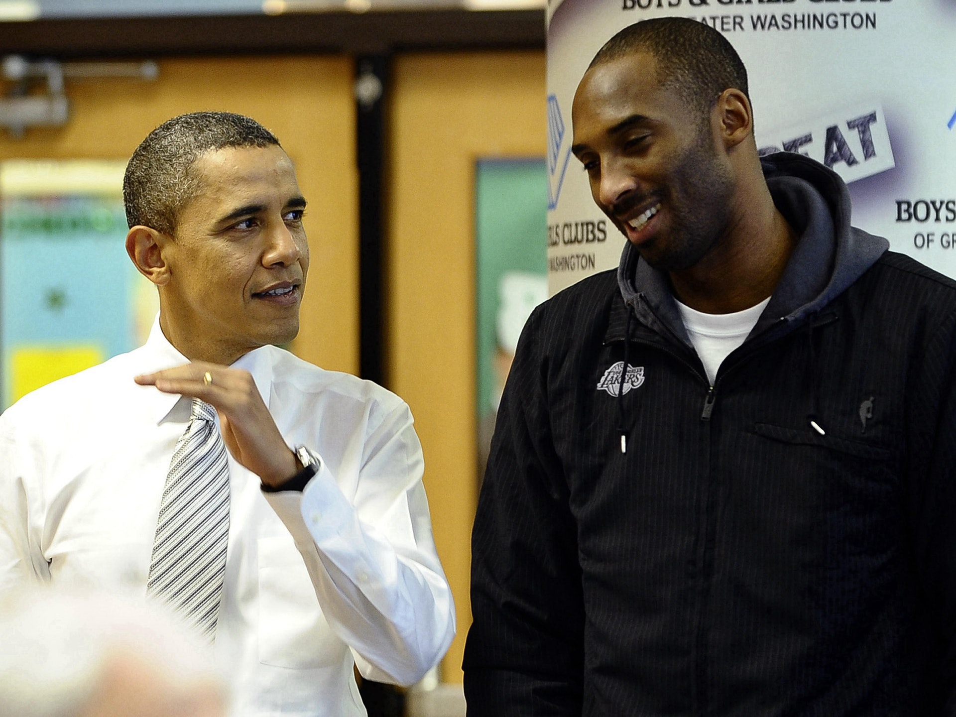 2010年12月13日，美国总统奥巴马（Barack Obama）在华盛顿一家男孩女孩俱乐部与科比（右）聊天。（AFP）