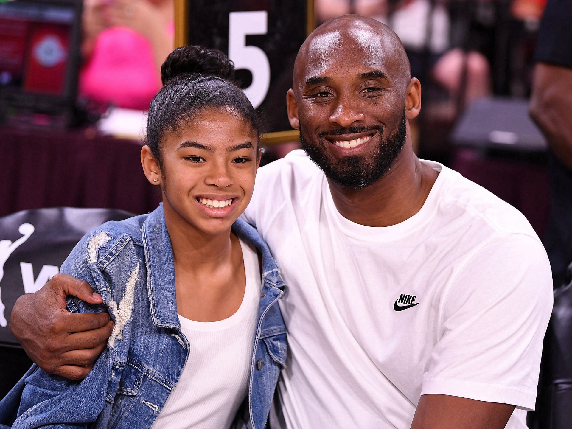 2019年7月27日，科比和女儿吉安娜在内华达州拉斯维加斯曼德勒湾活动中心参加美国国家女子篮球协会（WNBA）全明星赛。（Reuters）