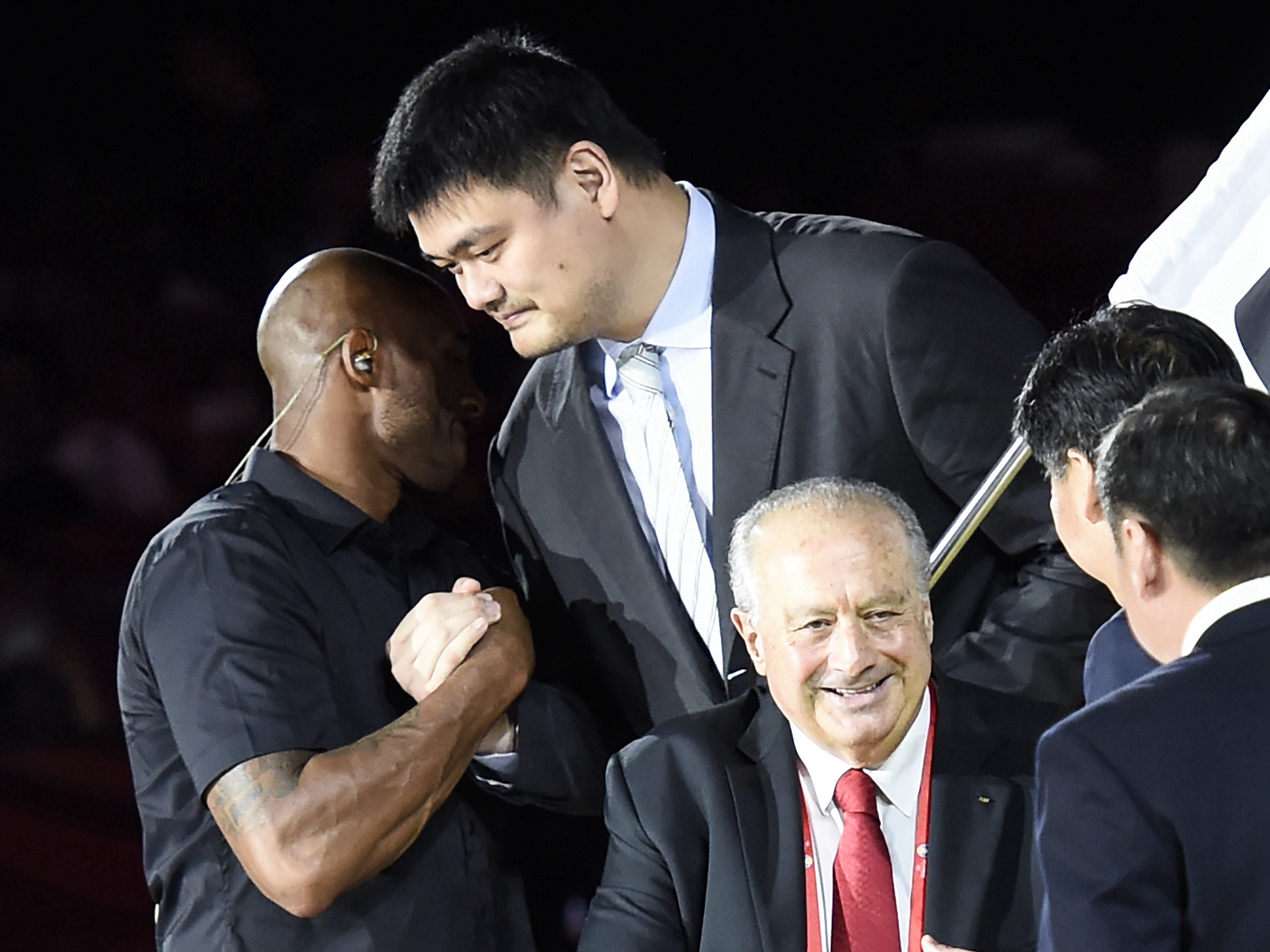 2019年9月15日，中国的前NBA球员姚明（中后）和科比（左）在北京参加阿根廷和西班牙之间的篮球世界杯决赛的半场仪式。（AFP）