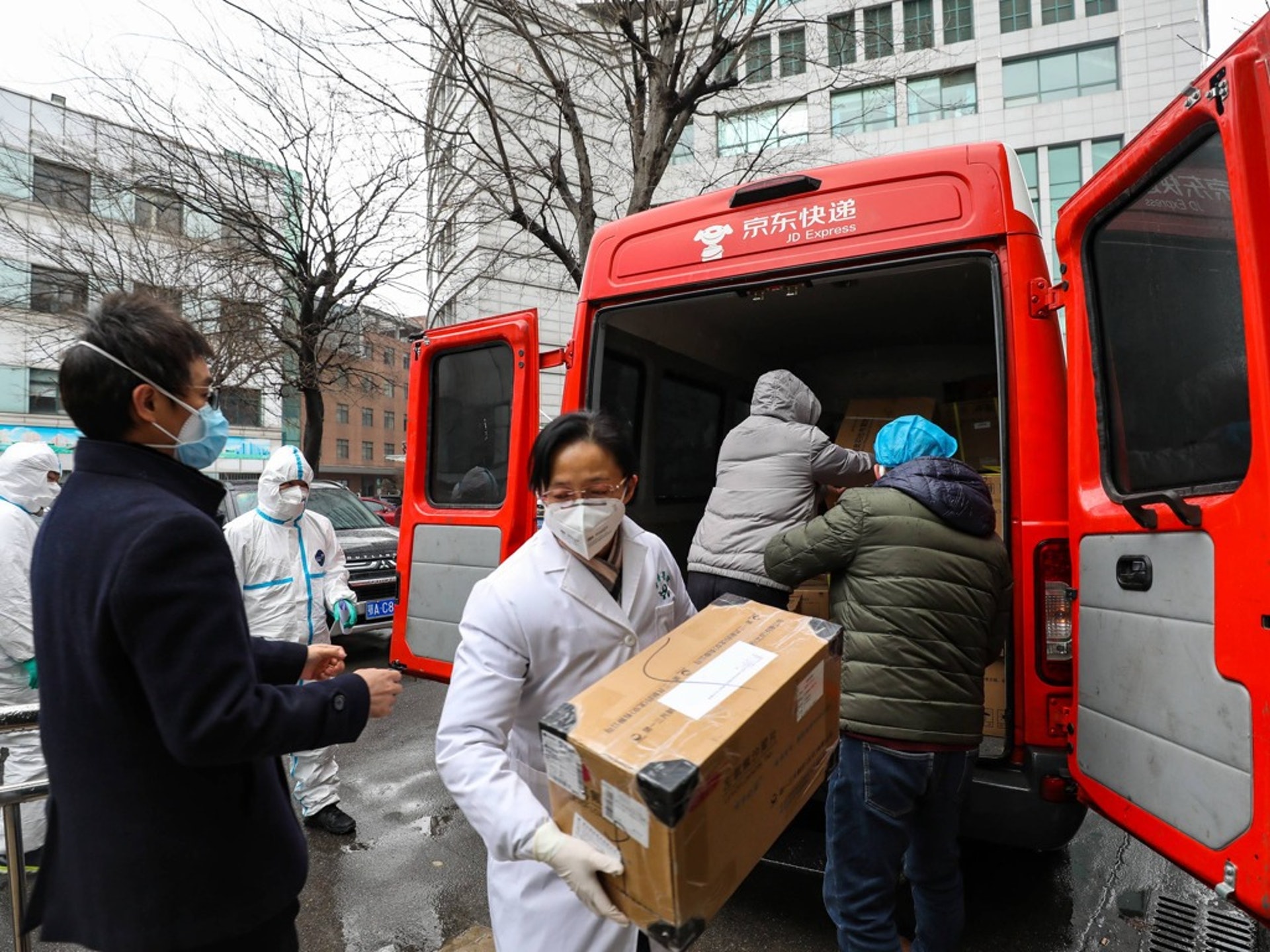2020年1月26日,武漢市的醫務工作者正在卸載來自另一個省捐贈的醫療用品。(AP)
