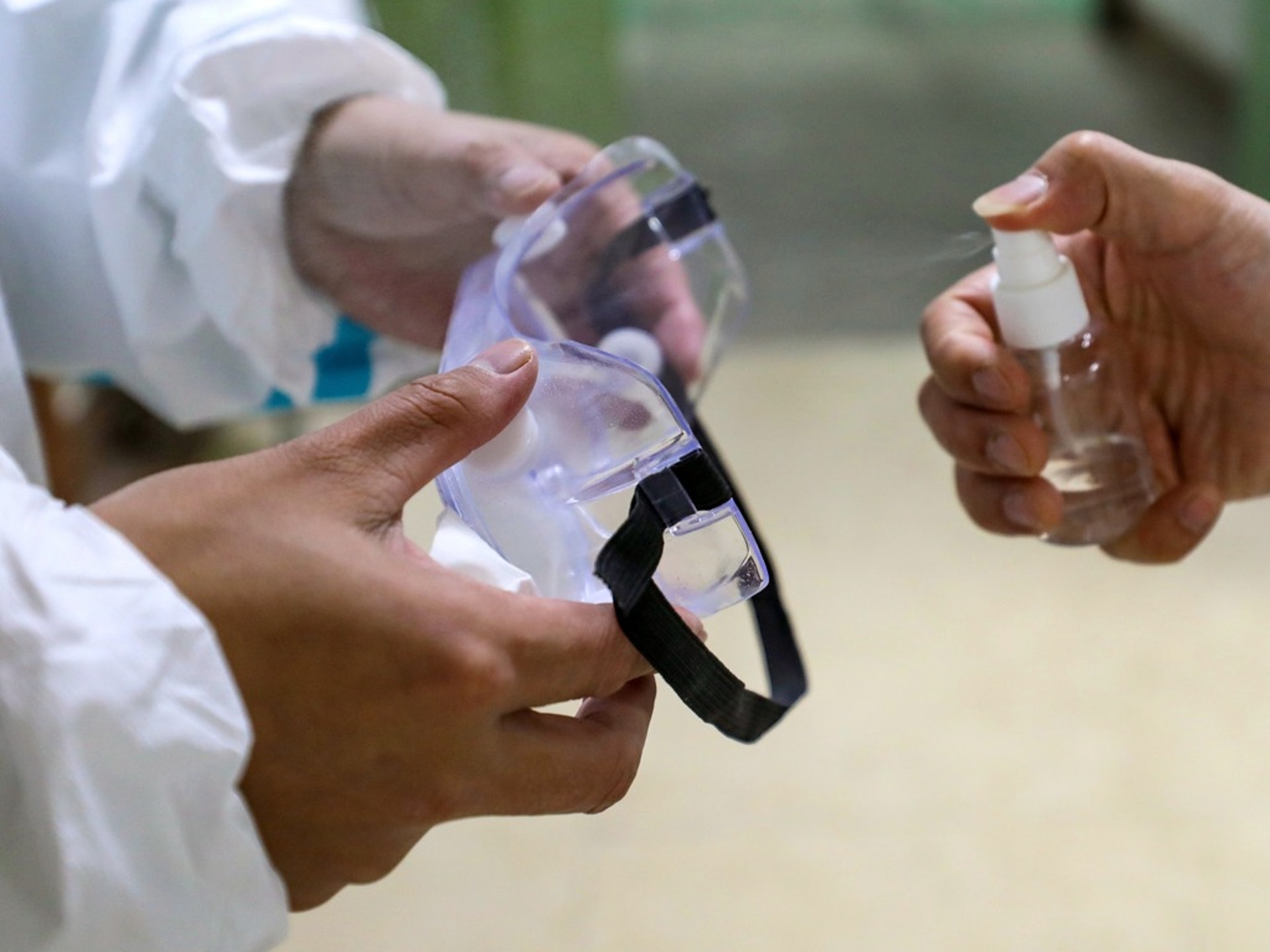 武漢肺炎:新型冠狀病毒有在全球擴散趨勢,病源地武漢面臨嚴峻的醫療考驗,圖為1月26日當地醫務人員在護目鏡上噴灑消毒劑。(AP) 武漢肺炎:新型冠狀病毒有在全球擴散趨勢,病源地武漢面臨嚴峻的醫療考驗,圖為1月26日當地醫務人員在護目鏡上噴灑消毒劑。(AP)