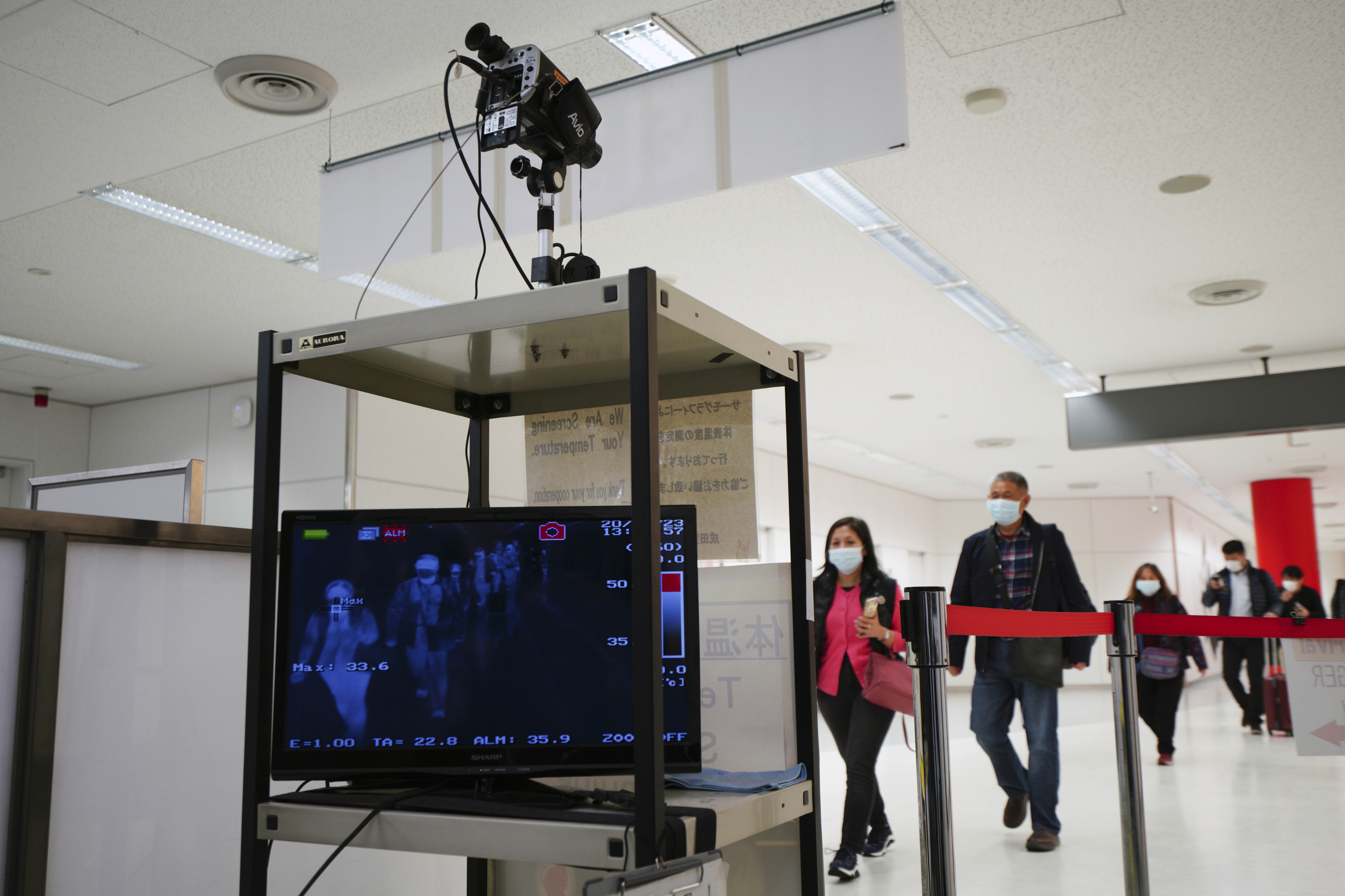 日本機場正向入境旅客檢查體温。（AP）