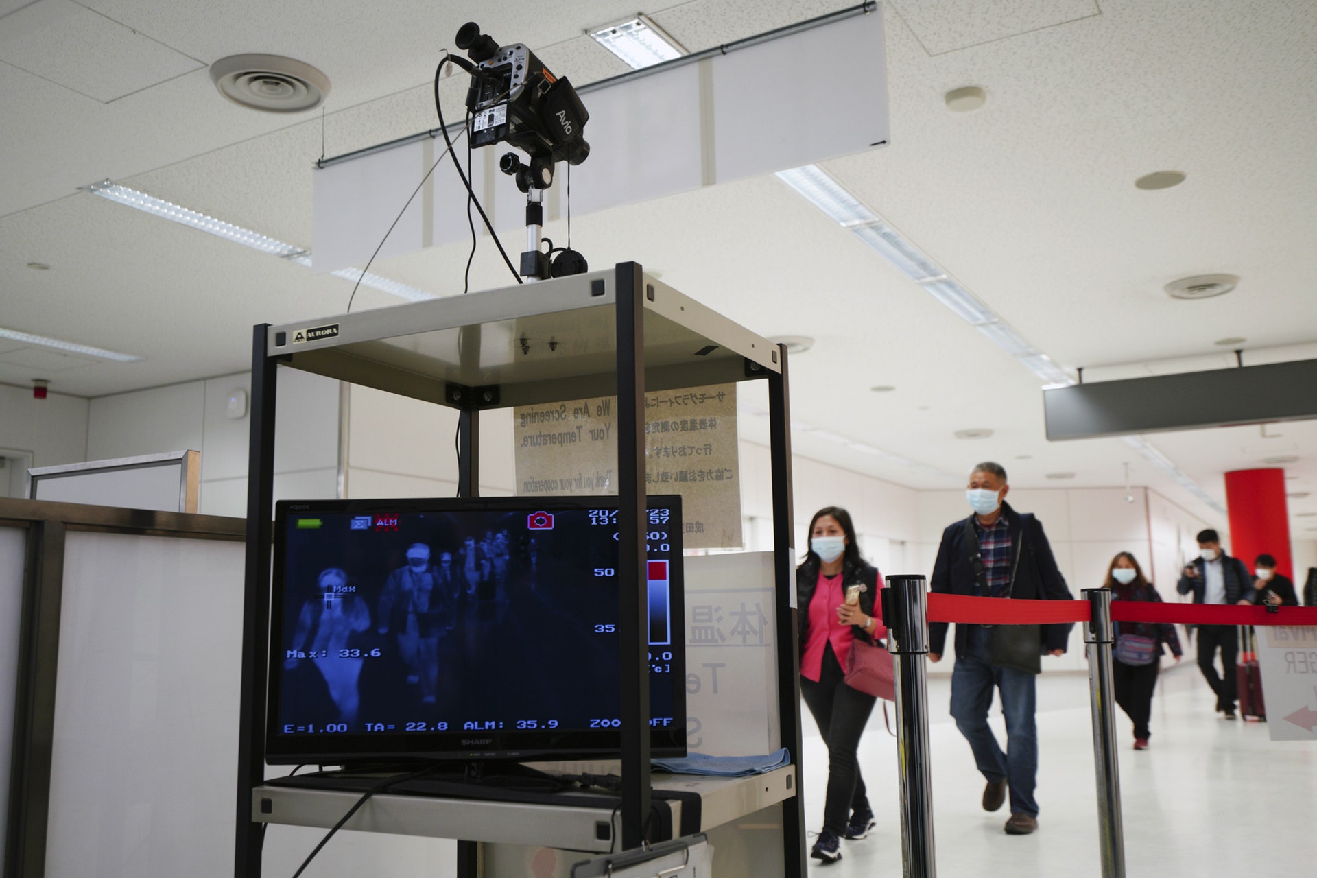日本機場正向入境旅客檢查體温。(AP) 日本機場正向入境旅客檢查體温。(AP)