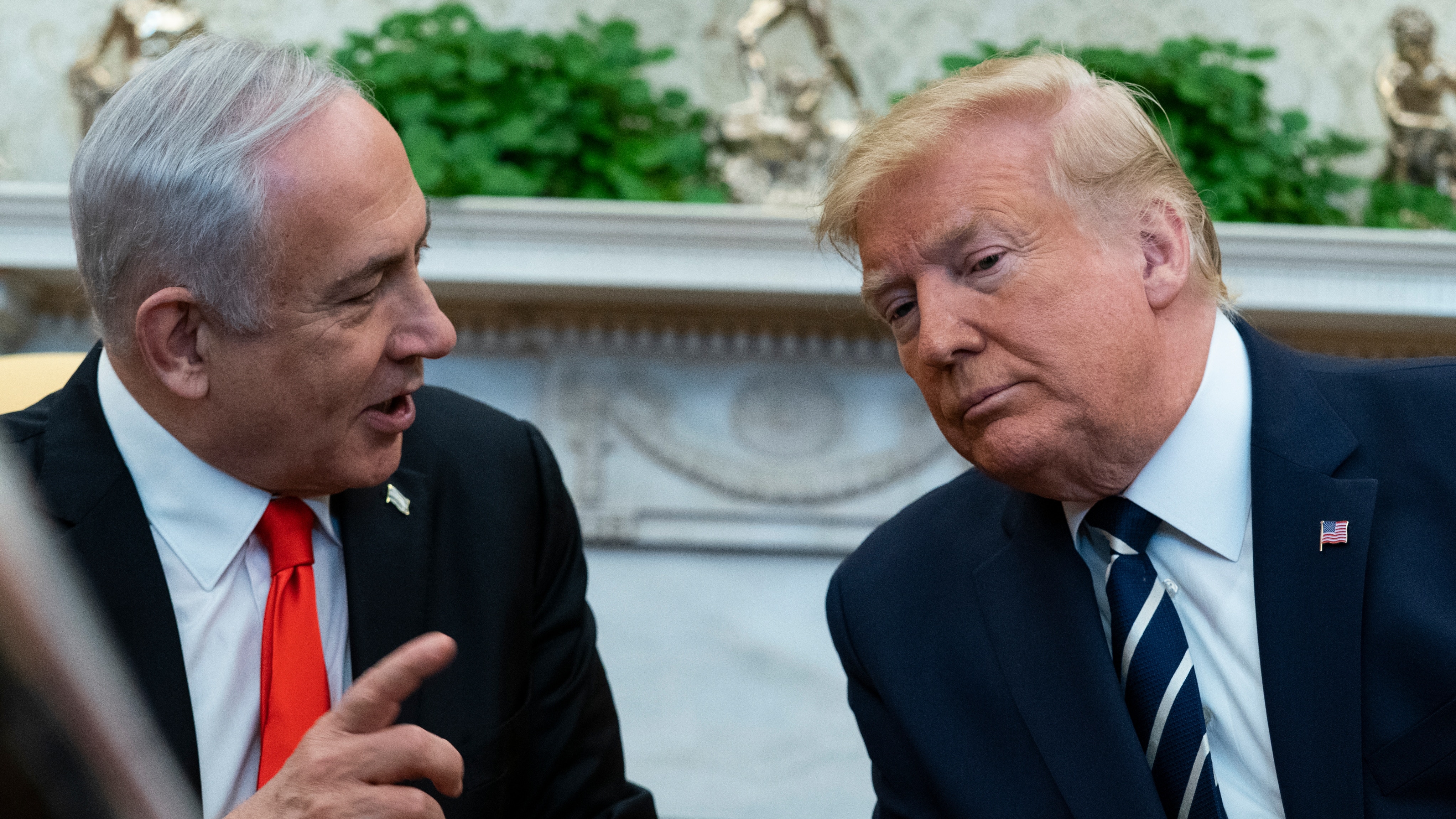 美國總統特朗普（右）1月27日先後在白宮會見以色列總理內塔尼亞胡（左）及以色列反對黨藍白黨領袖甘茨。特朗普28日會與內塔尼亞胡一同宣布中東和平計劃。（AP）