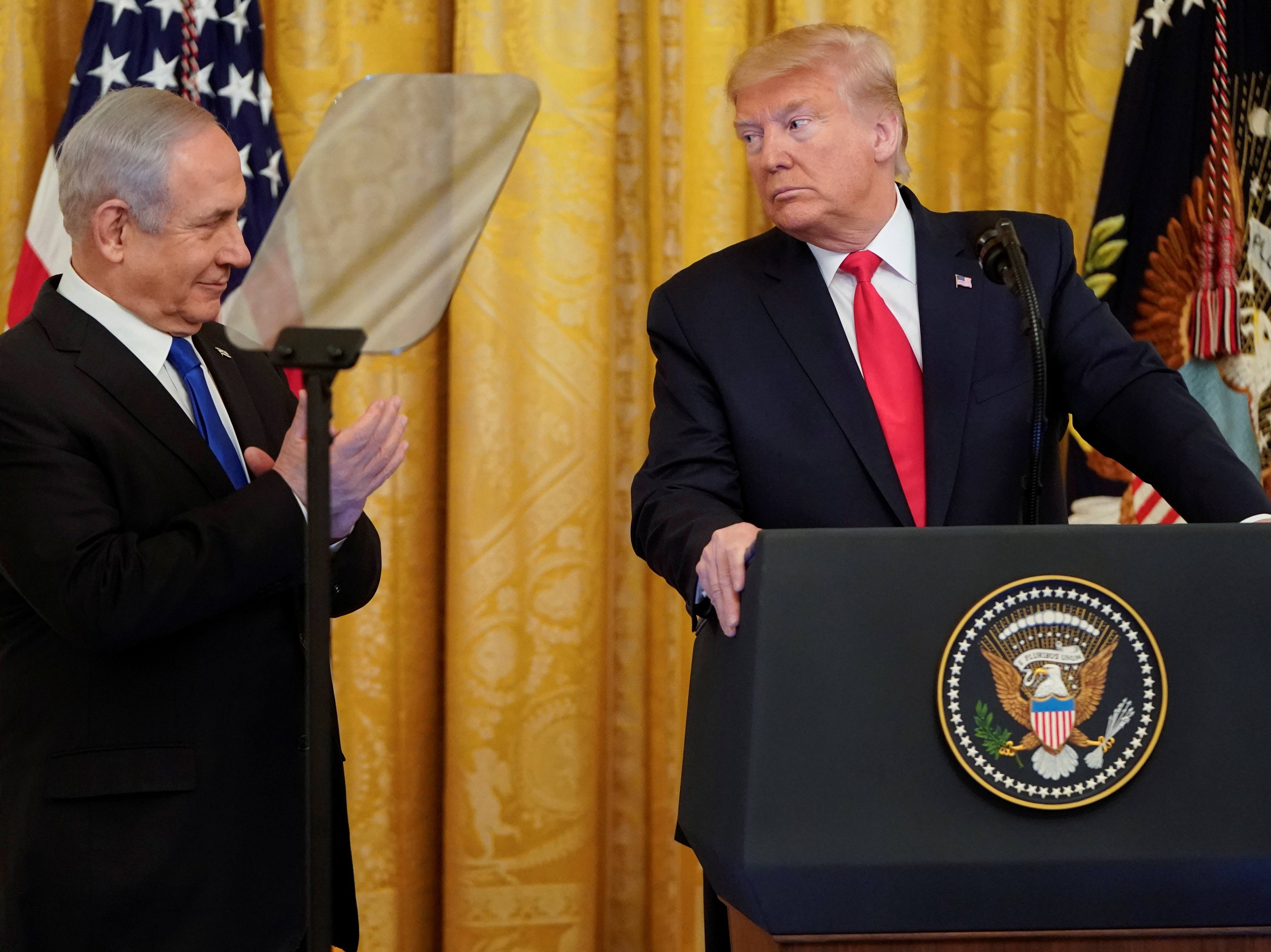 特朗普(右)和內塔尼亞胡1月28日在白宮召開聯合記者發佈會,在巴勒斯坦缺席情況下,宣布解決以巴雙邊關係的中東和平計劃。(Reuters) 特朗普(右)和內塔尼亞胡1月28日在白宮召開聯合記者發佈會,在巴勒斯坦缺席情況下,宣布解決以巴雙邊關係的中東和平計劃。(Reuters)