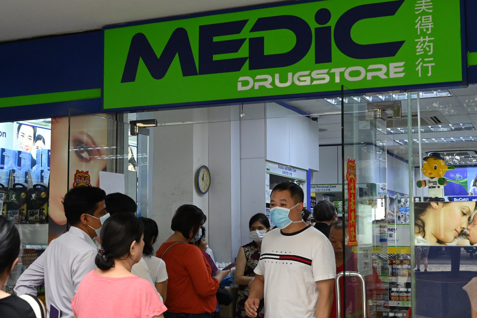 武漢肺炎:新加坡民眾四出購買口罩,不少商店每日大排長龍。(AFP)