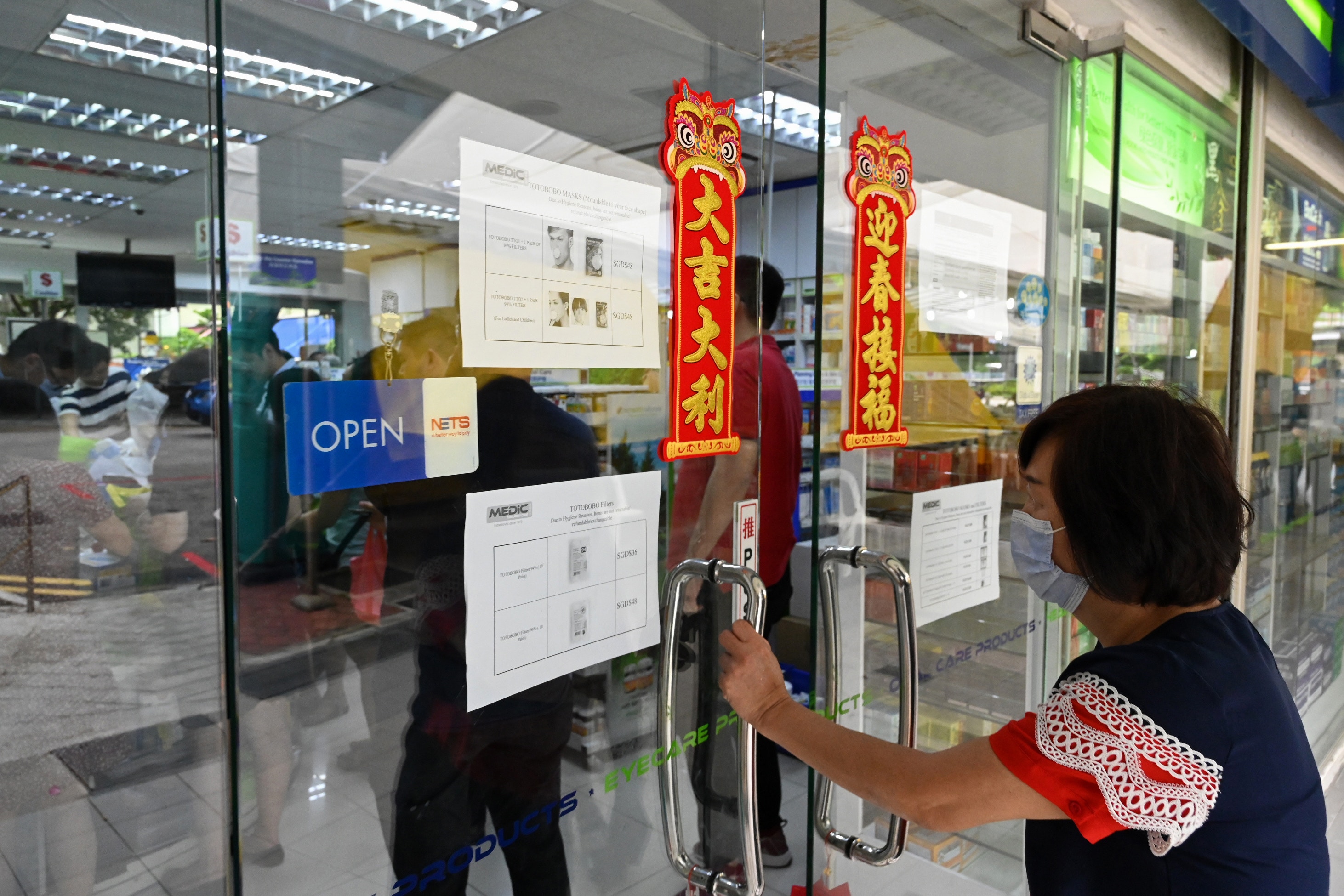 武漢肺炎:新加坡民眾四出購買口罩,不少商店每日大排長龍。(AFP)