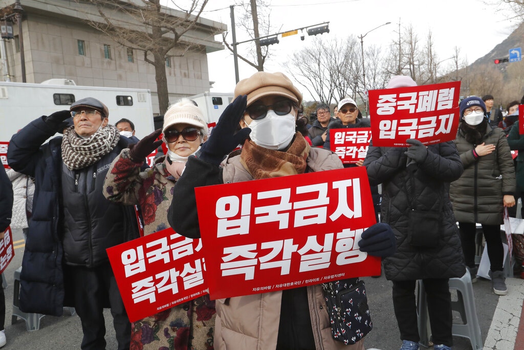 韓國近日出現不少與「武漢肺炎」有關的示威活動，1月29日，有首爾民眾示威要求政府禁止中國人入境（美聯社）