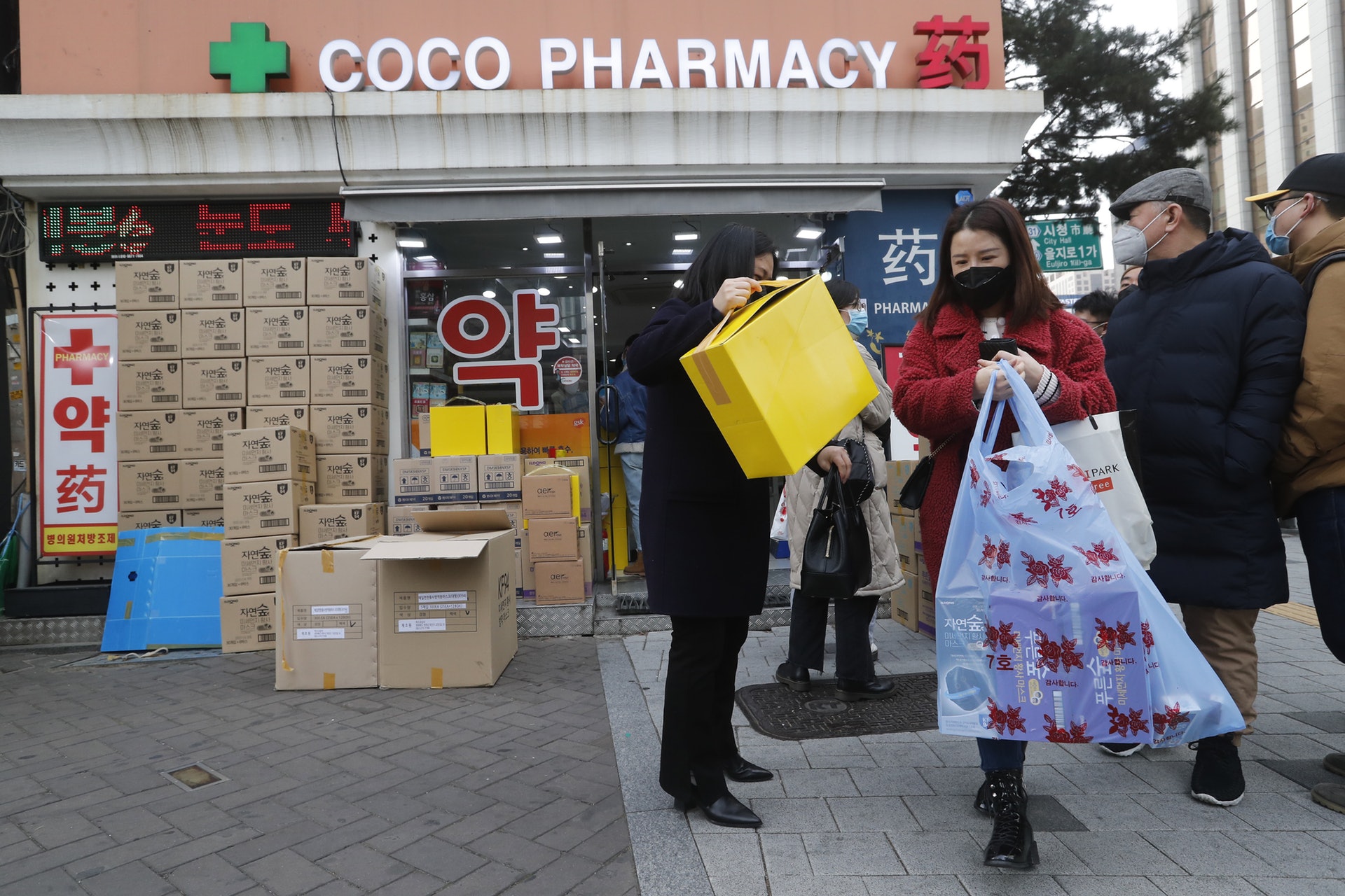 武漢肺炎:韓國也有出現購買大量口罩的民眾(AP)