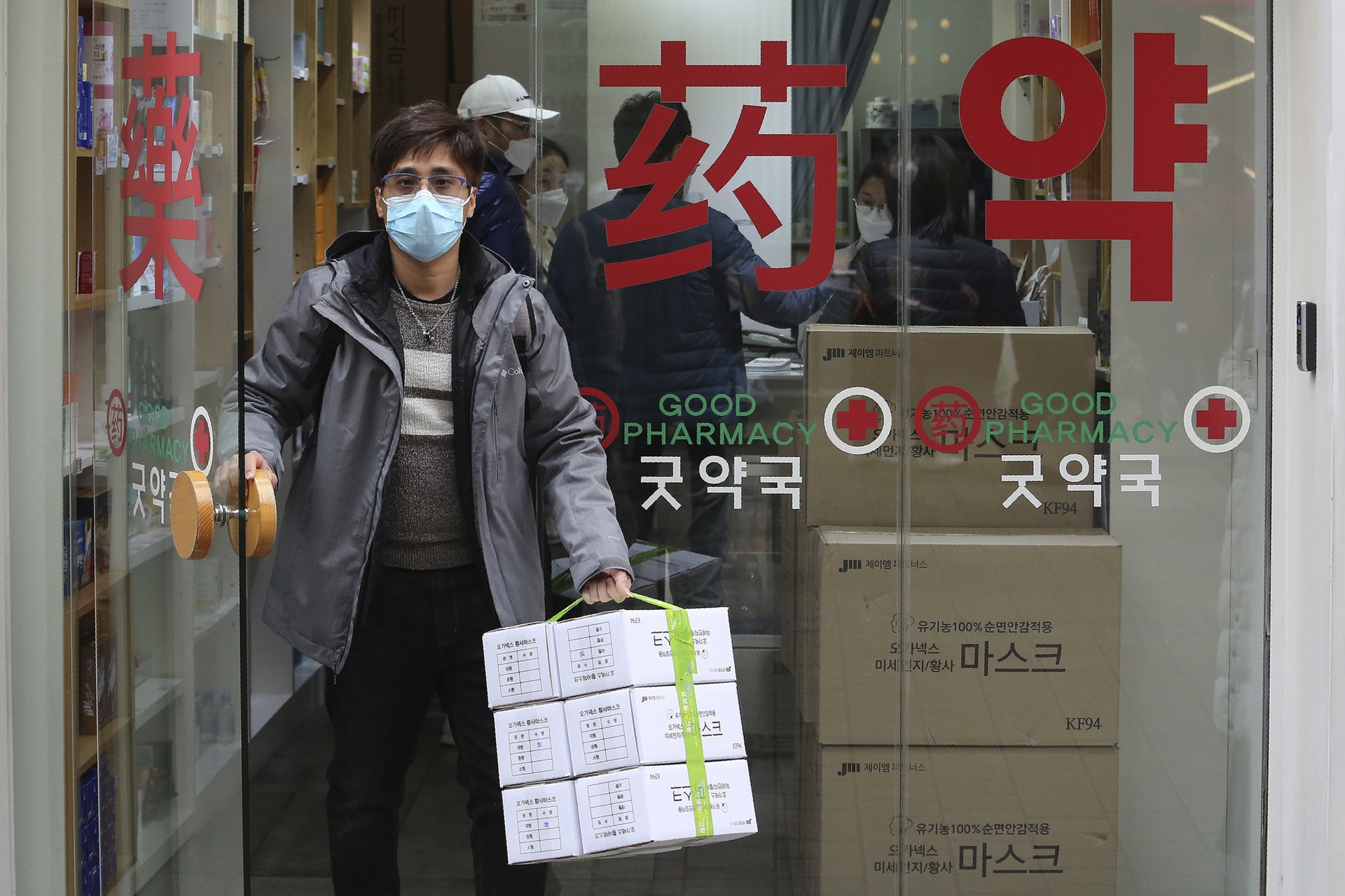 武漢肺炎:韓國也有出現購買大量口罩的民眾(AP)