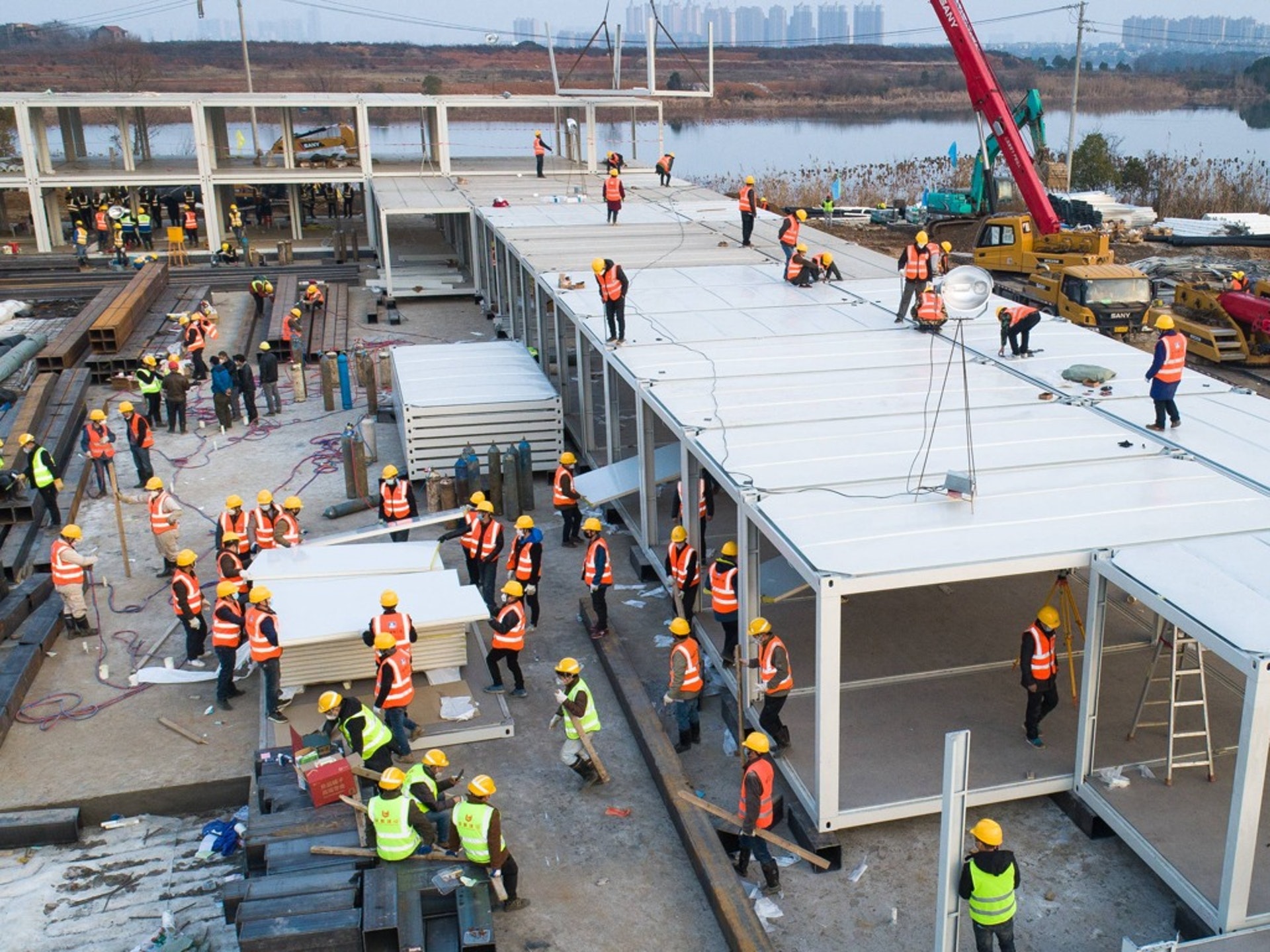 2020年1月28日,中建三局的工人在武漢火神山醫院建設工地加緊施工。(新華社)