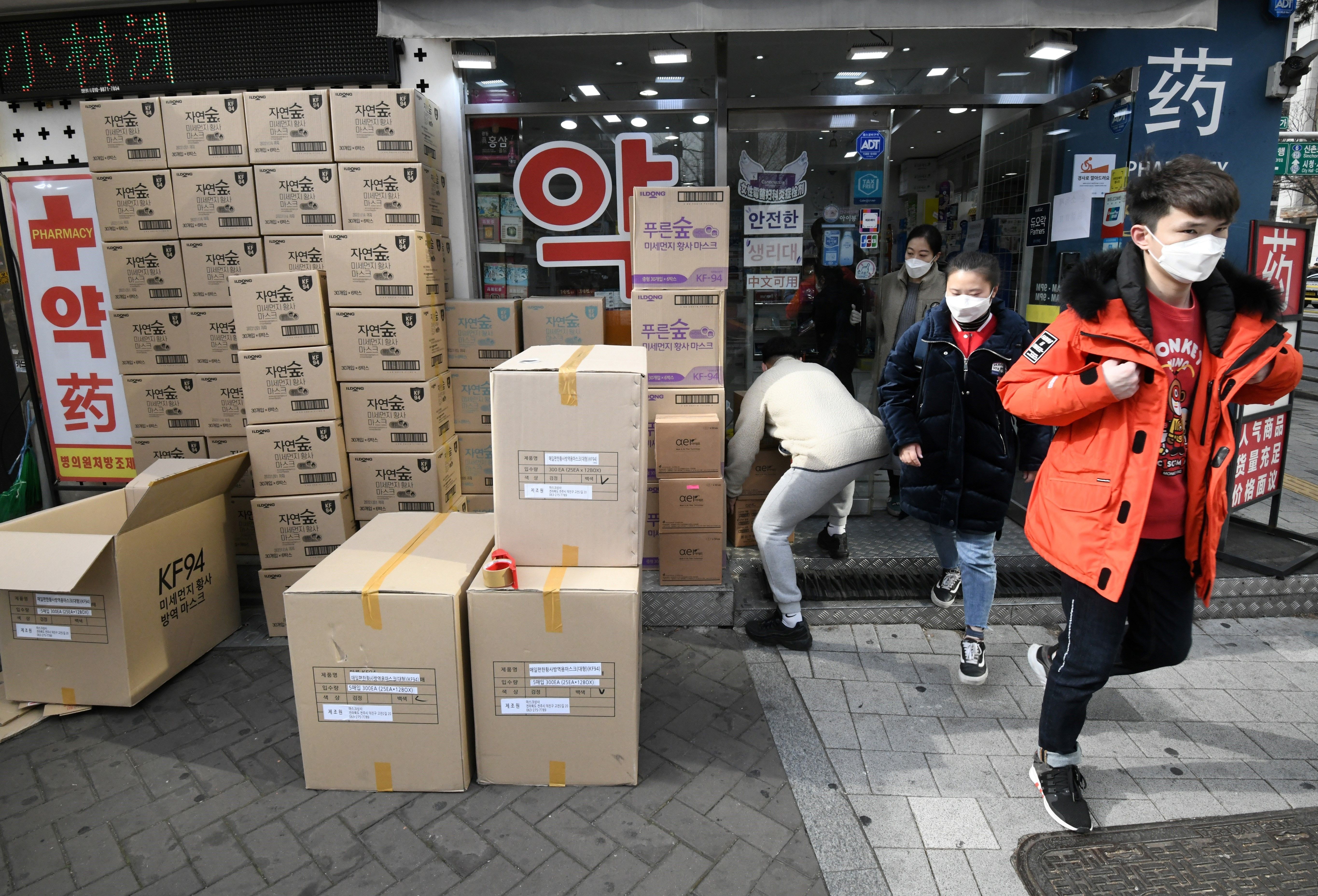 韓國口罩同樣成為搶手貨，藥房進口大量口罩準備發售。（Getty）