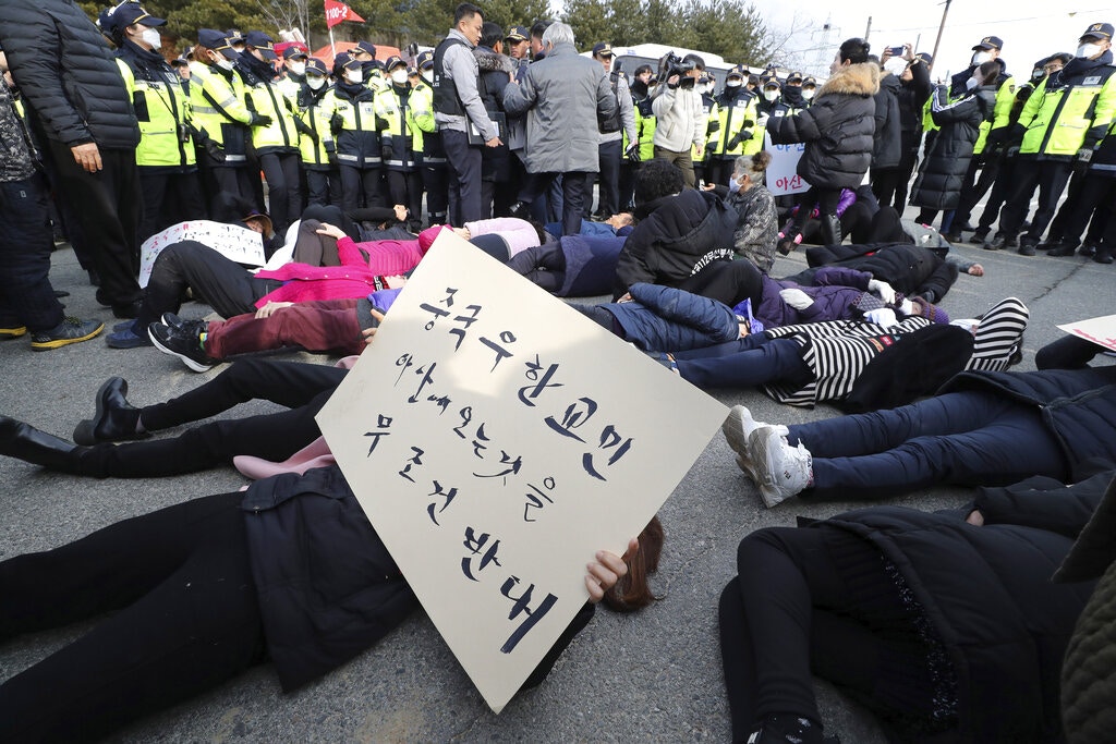 韓國政府在牙山市設「隔離營」，安排回國的僑民入住，惹來當地居民不滿，1月30日再堵路抗議（美聯社）