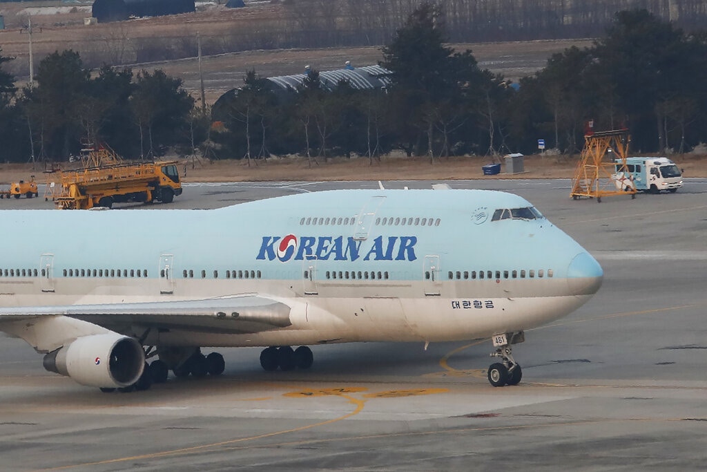 華人旅遊熱點之一的韓國有確診感染武漢肺炎的個案。圖為韓國派出包機接載身在中國武漢的僑民，返抵金浦國際機場。（AP）