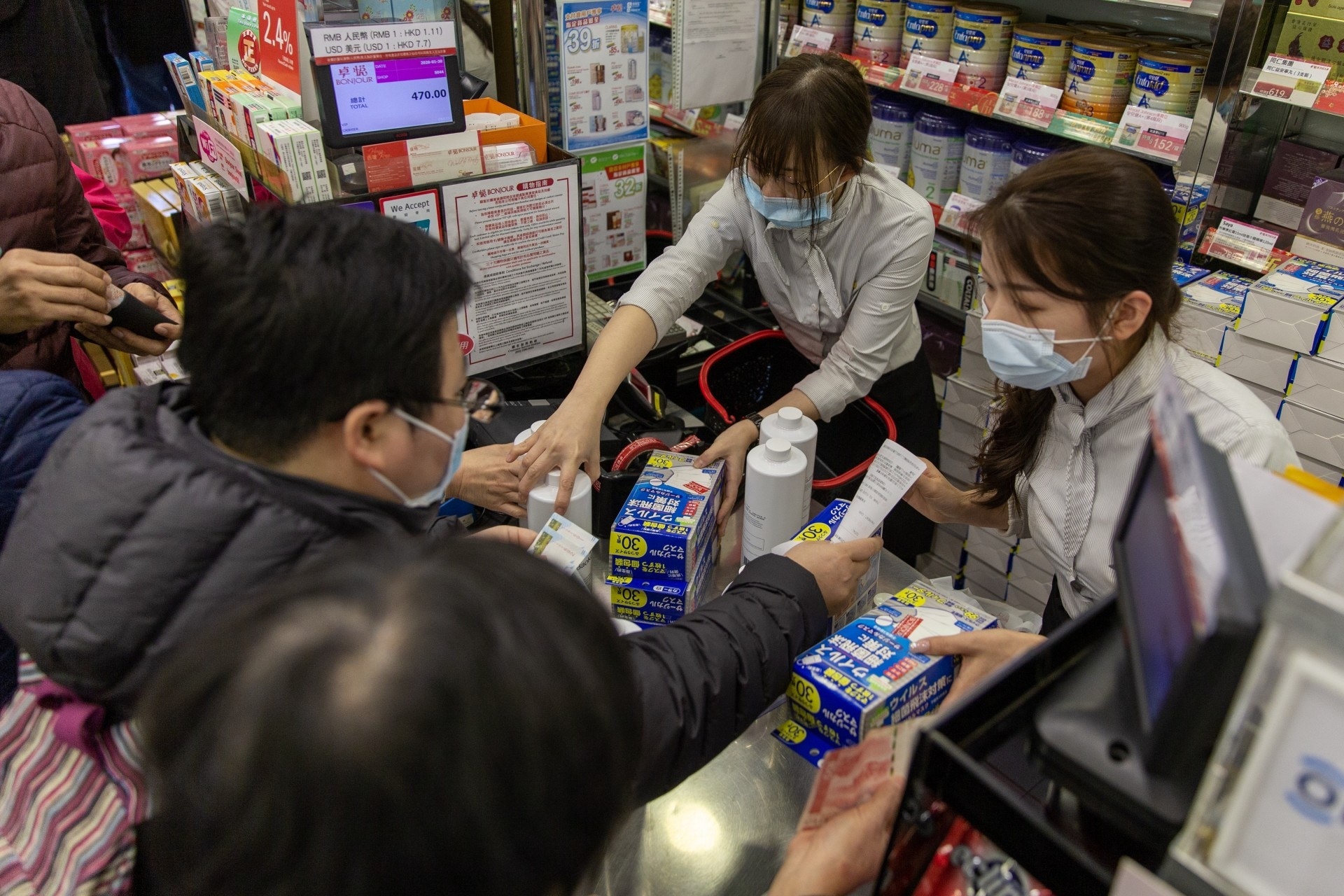 巿民到連鎖化粧品店搶購口罩。（梁鵬威攝）