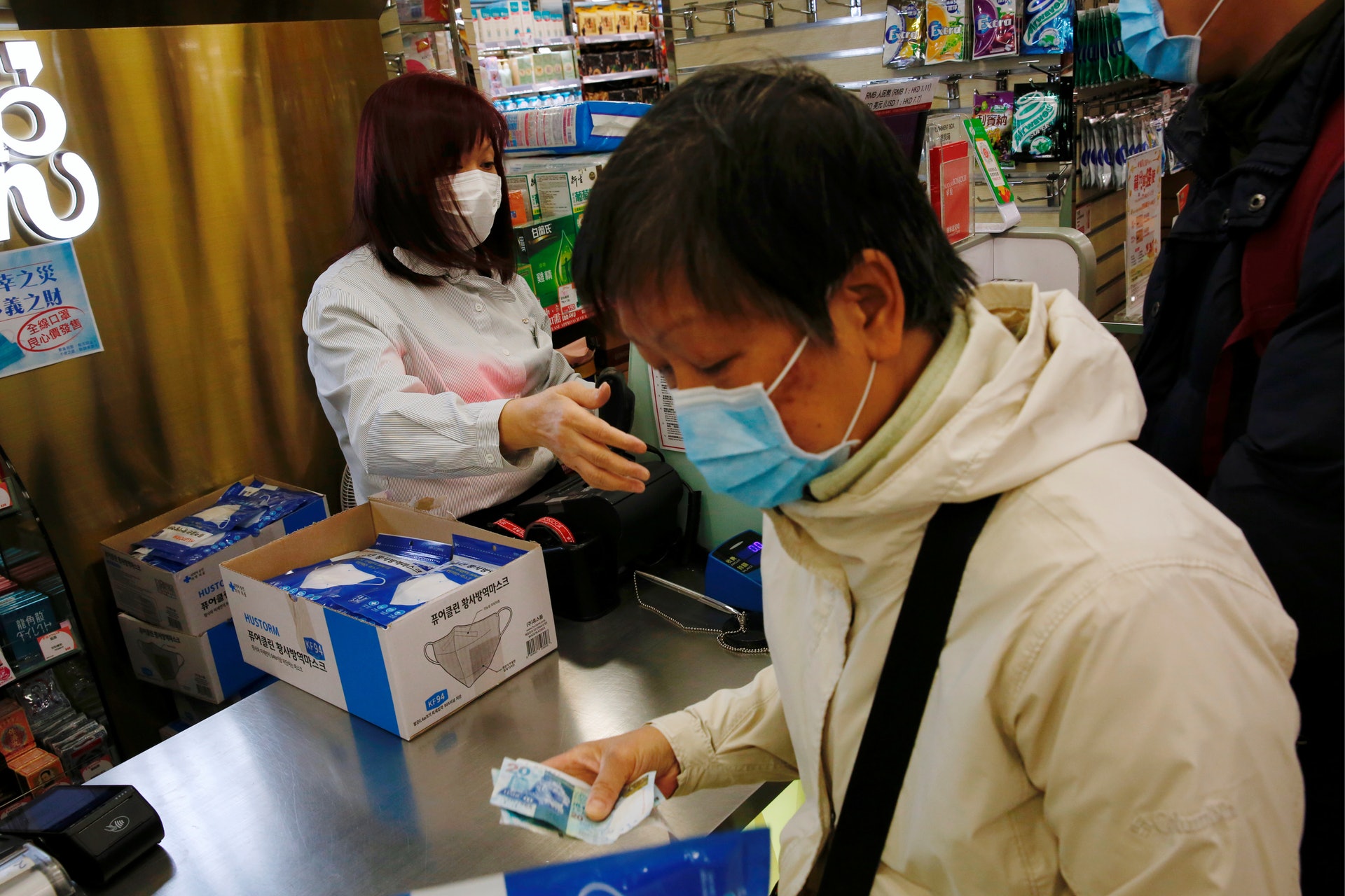 武漢肺炎疫情持續,香港很多市民都出盡法寶搶購口罩。(路透社) 武漢肺炎疫情持續,香港很多市民都出盡法寶搶購口罩。(路透社)