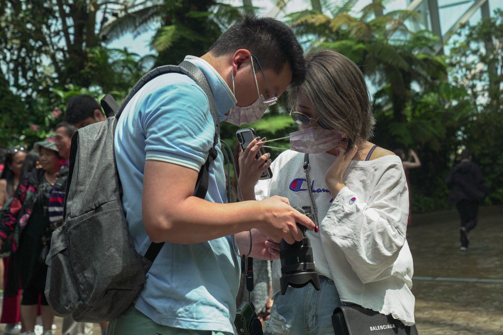 新加坡政府1月31日宣布新的抗疫措施，圖為到訪新加坡的民眾（Getty）