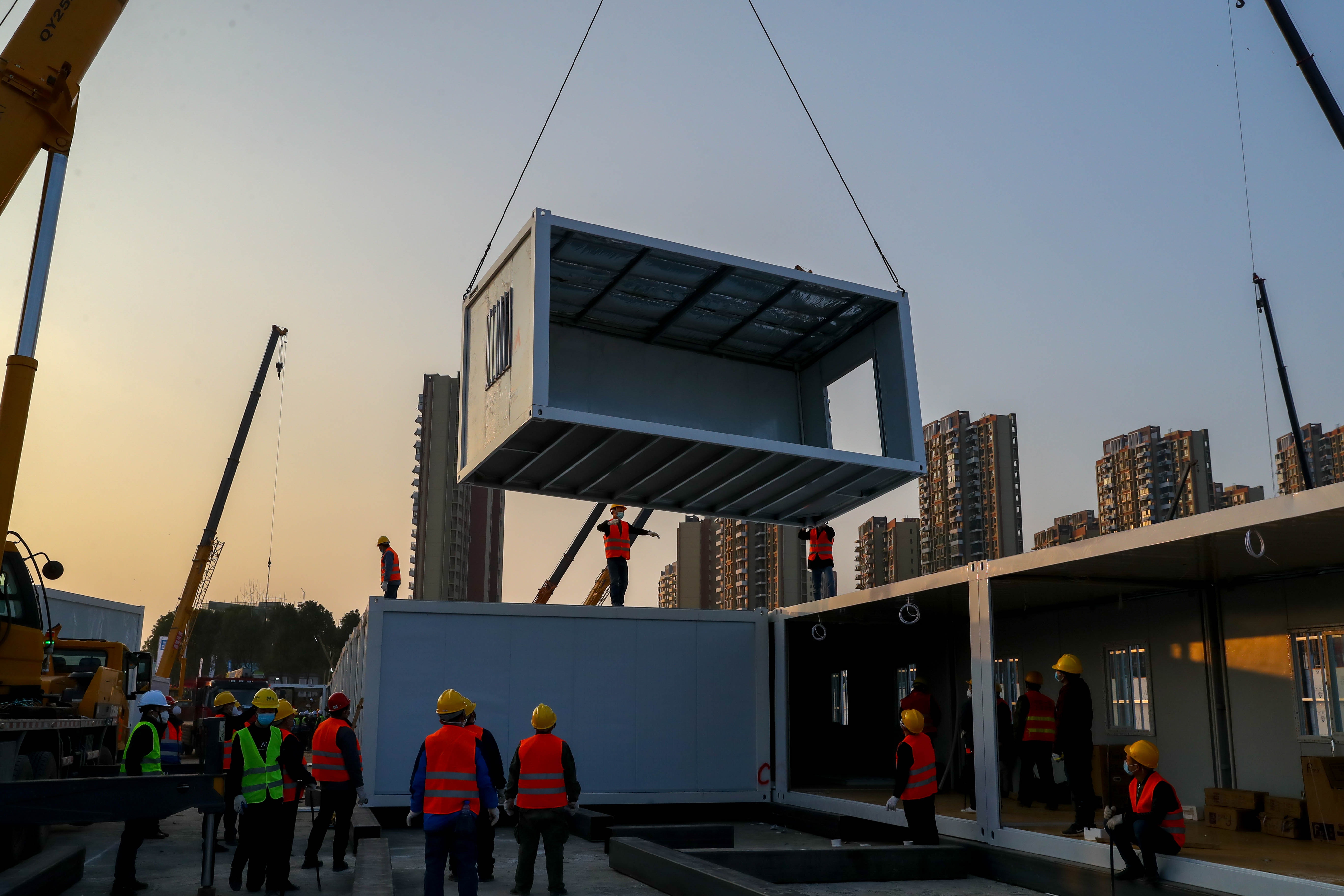 重災區湖北省武漢市早前已宣佈臨時興建兩間專門醫院，工程正在緊張進行。（中新社）