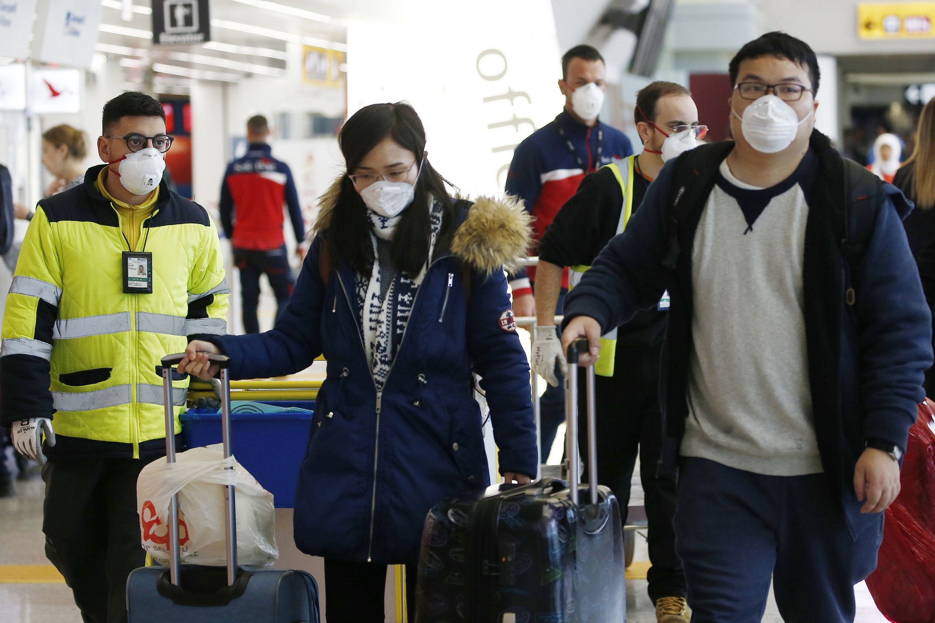 意大利出現兩宗確診病例。在羅馬的機場,職員和旅客都戴上口罩。(AP) 意大利出現兩宗確診病例。在羅馬的機場,職員和旅客都戴上口罩。(AP)