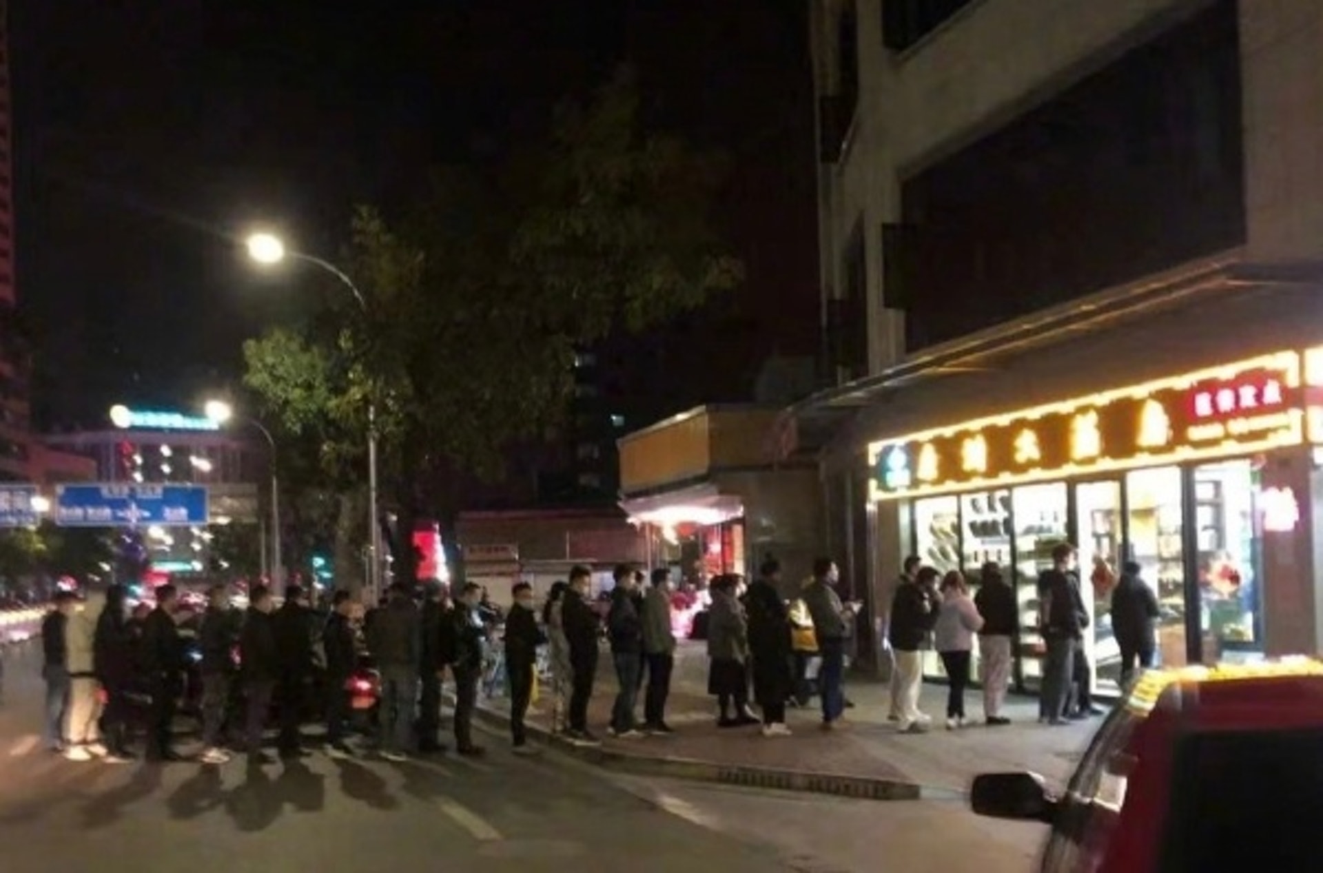 多地民眾連夜排隊購買雙黃連口服液。(微博) 多地民眾連夜排隊購買雙黃連口服液。(微博)