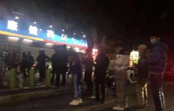多地民眾連夜排隊購買雙黃連口服液。(微博) 多地民眾連夜排隊購買雙黃連口服液。(微博)