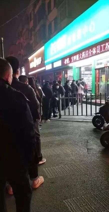 多地民眾連夜排隊購買雙黃連口服液。(微博) 多地民眾連夜排隊購買雙黃連口服液。(微博)