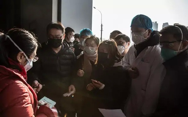 今早依然有民眾搶購雙黃連口服液。(微博) 今早依然有民眾搶購雙黃連口服液。(微博)