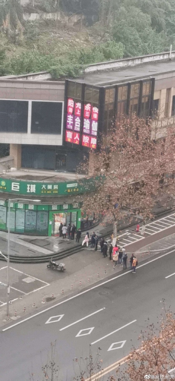 今早依然有民眾搶購雙黃連口服液。(微博) 今早依然有民眾搶購雙黃連口服液。(微博)