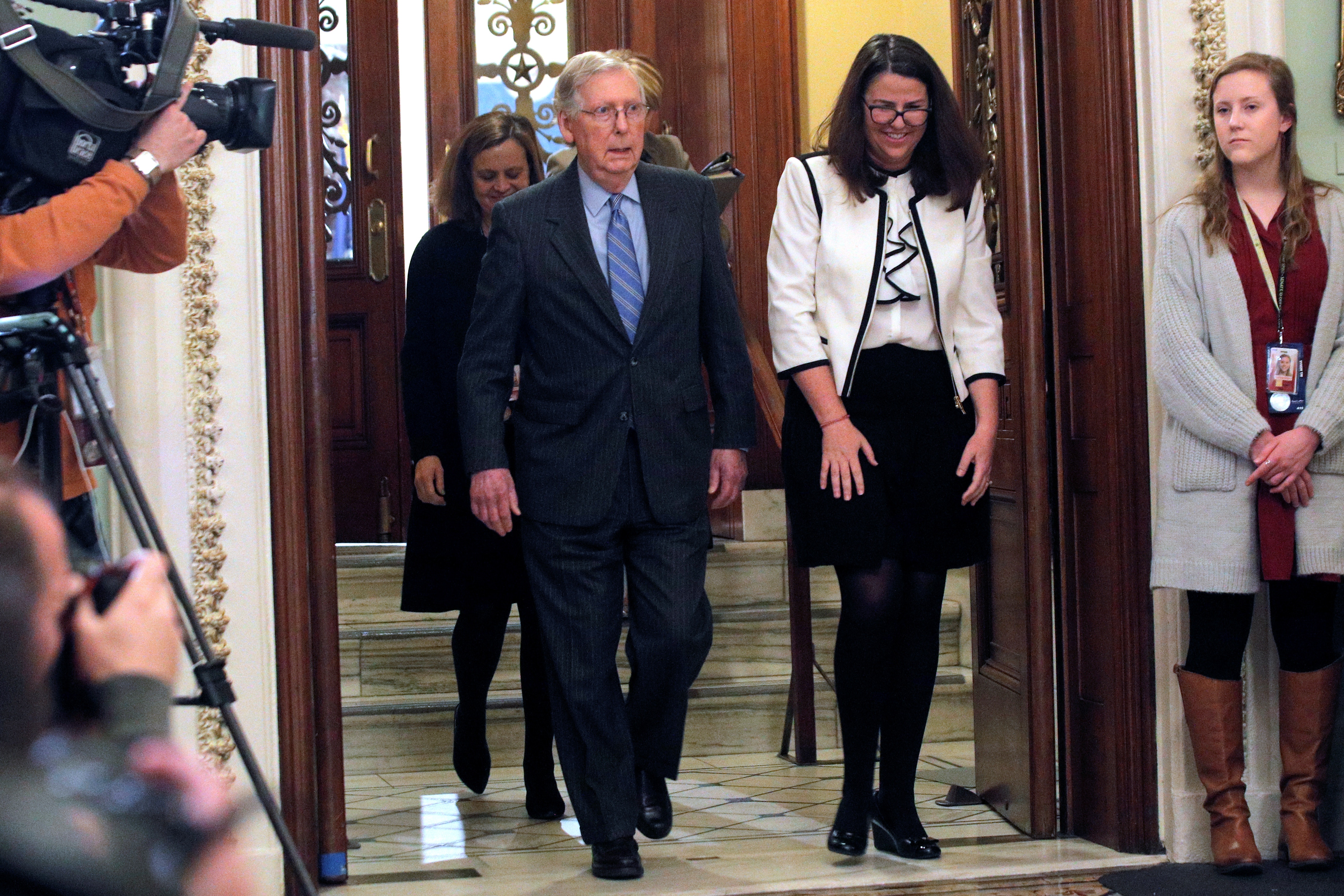 共和黨籍的美國參議院多數派領袖麥康奈爾料將加快表決程序，讓參院盡快宣告美國總統特朗普無罪。圖為1月31日麥康奈爾於會議小息期間從會議室步出。（Reuters）