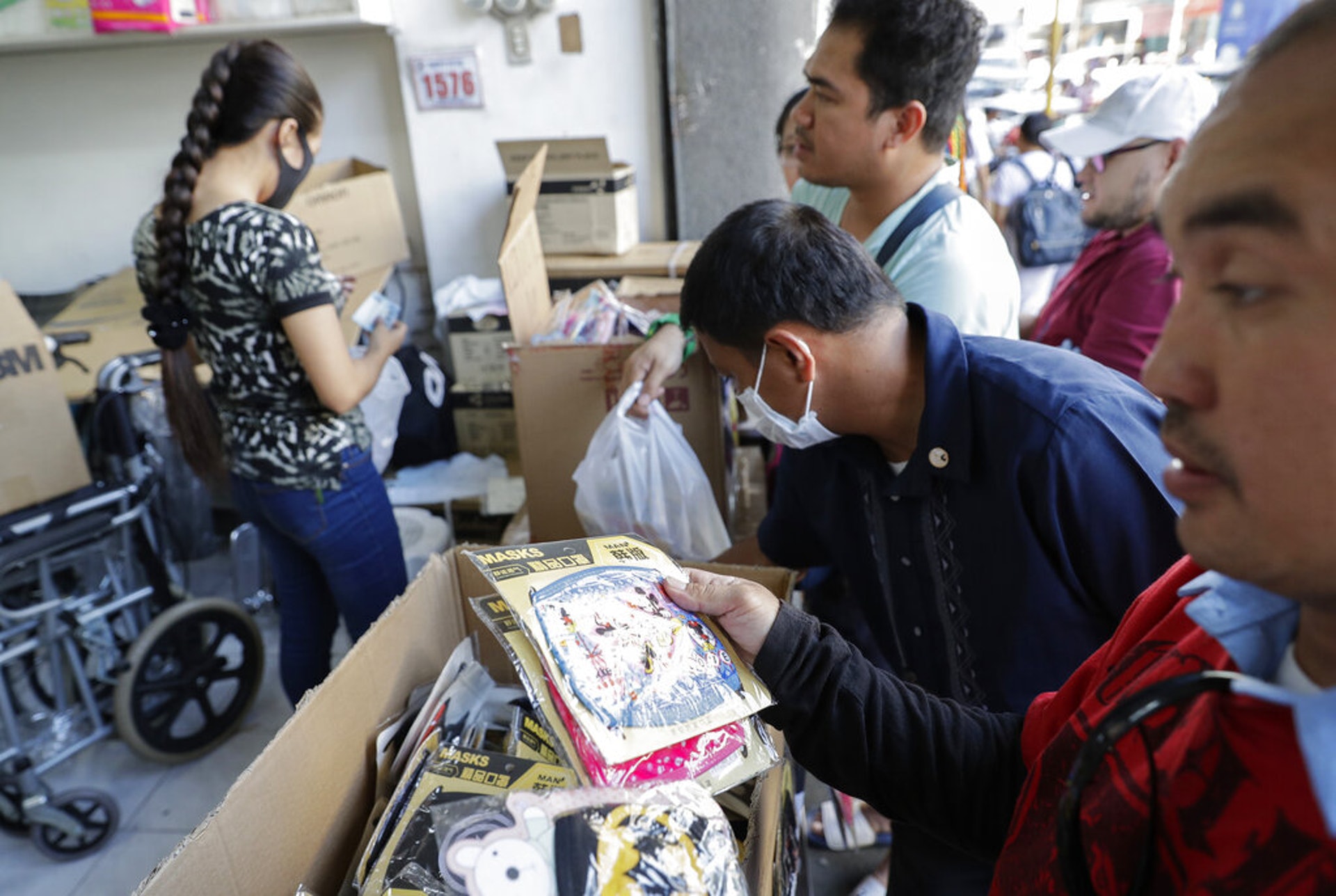 1月30日在菲律賓馬尼拉,當地民眾也排隊買口罩(美聯社)