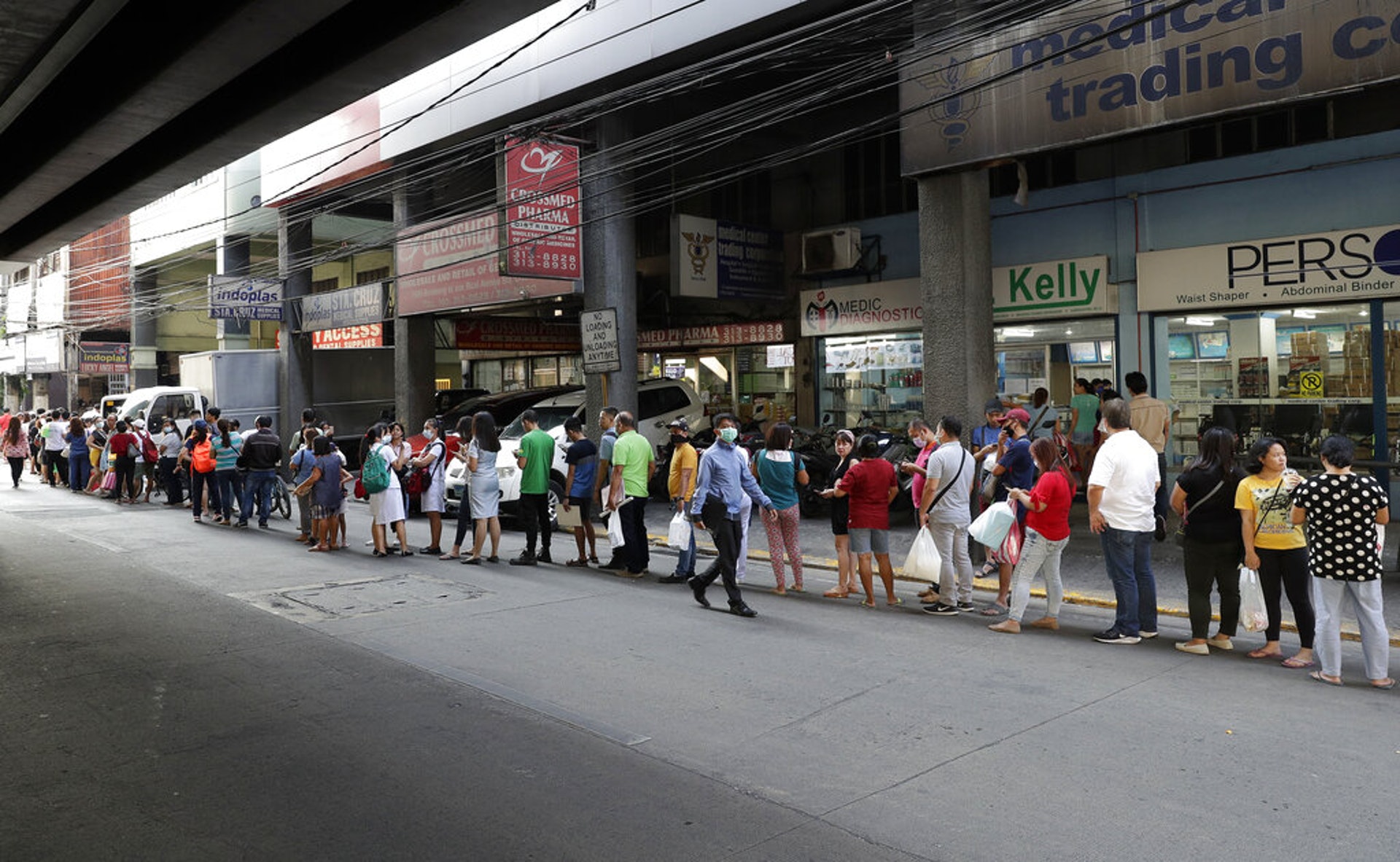 1月30日在菲律賓馬尼拉,當地民眾也排隊買口罩(美聯社)