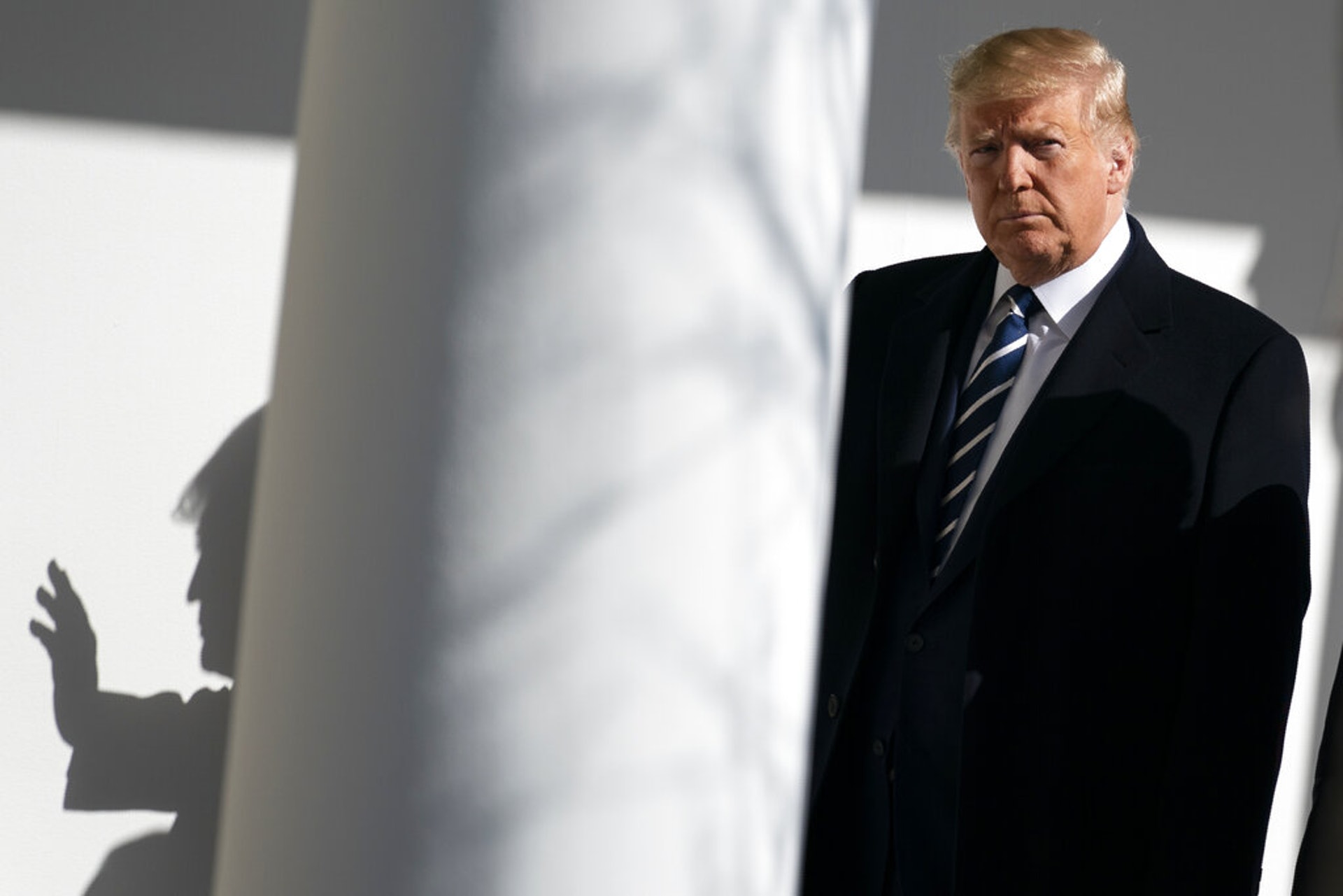 美國總統特朗普2月4日會發表主題為「偉大美國回歸」的國情咨文演講,而政府在醫療保健、移民和國家安全方面的政策會是其演講重點之一。圖為特朗普1月27日在白宮前往橢圓形辦公室與以色列總理內塔尼亞胡會面。(AP) 美國總統特朗普2月4日會發表主題為「偉大美國回歸」的國情咨文演講,而政府在醫療保健、移民和國家安全方面的政策會是其演講重點之一。圖為特朗普1月27日在白宮前往橢圓形辦公室與以色列總理內塔尼亞胡會面。(AP)