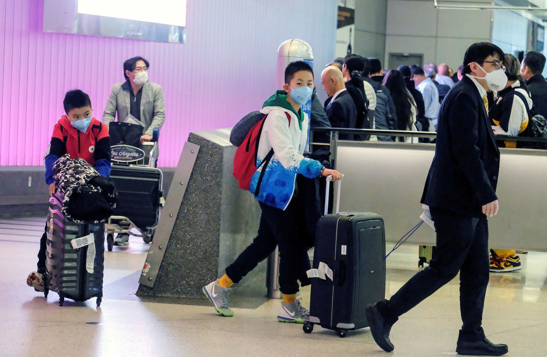 武漢肺炎：洛杉磯機場的抵步旅客都戴上口罩，盡量減少感染新型冠狀病毒的機會。（Reuters）