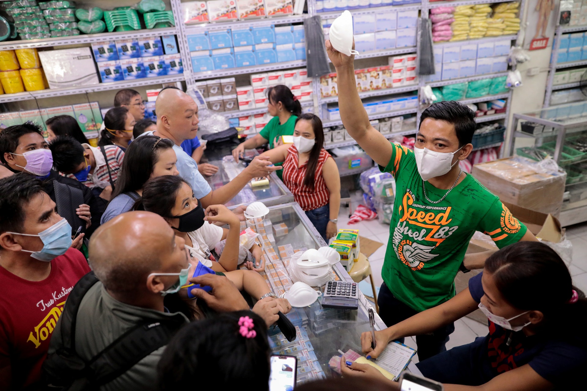 菲律賓目前共確診兩宗病例,市內出現搶購口罩潮。(Reuters) 菲律賓目前共確診兩宗病例,市內出現搶購口罩潮。(Reuters)