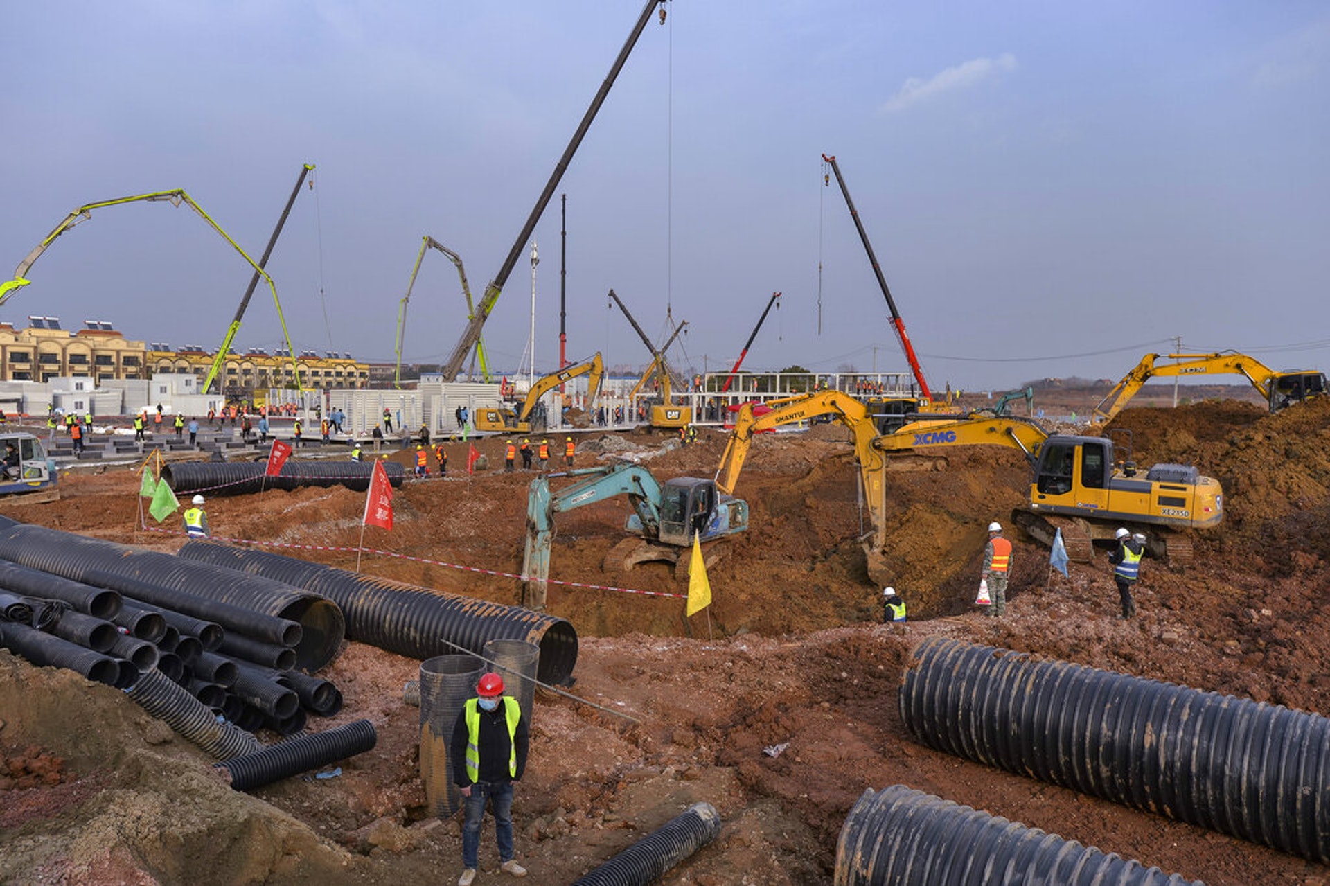 圖為1月28日火神山醫院地盤的照片,施工單位動用很多重型機器協助趕工。(AP)