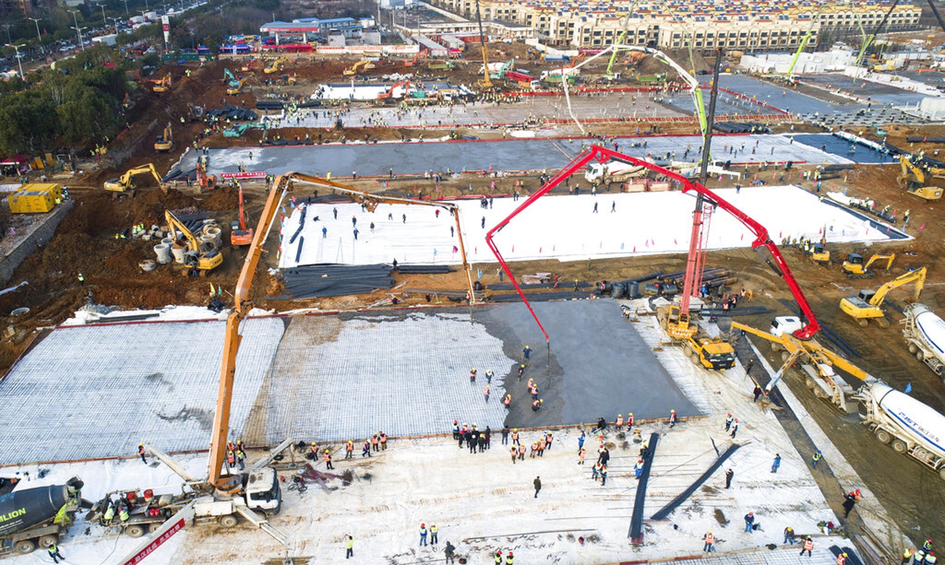 圖為1月28日新華社發布的照片,可見火神山醫院地盤施工的情況。(AP)