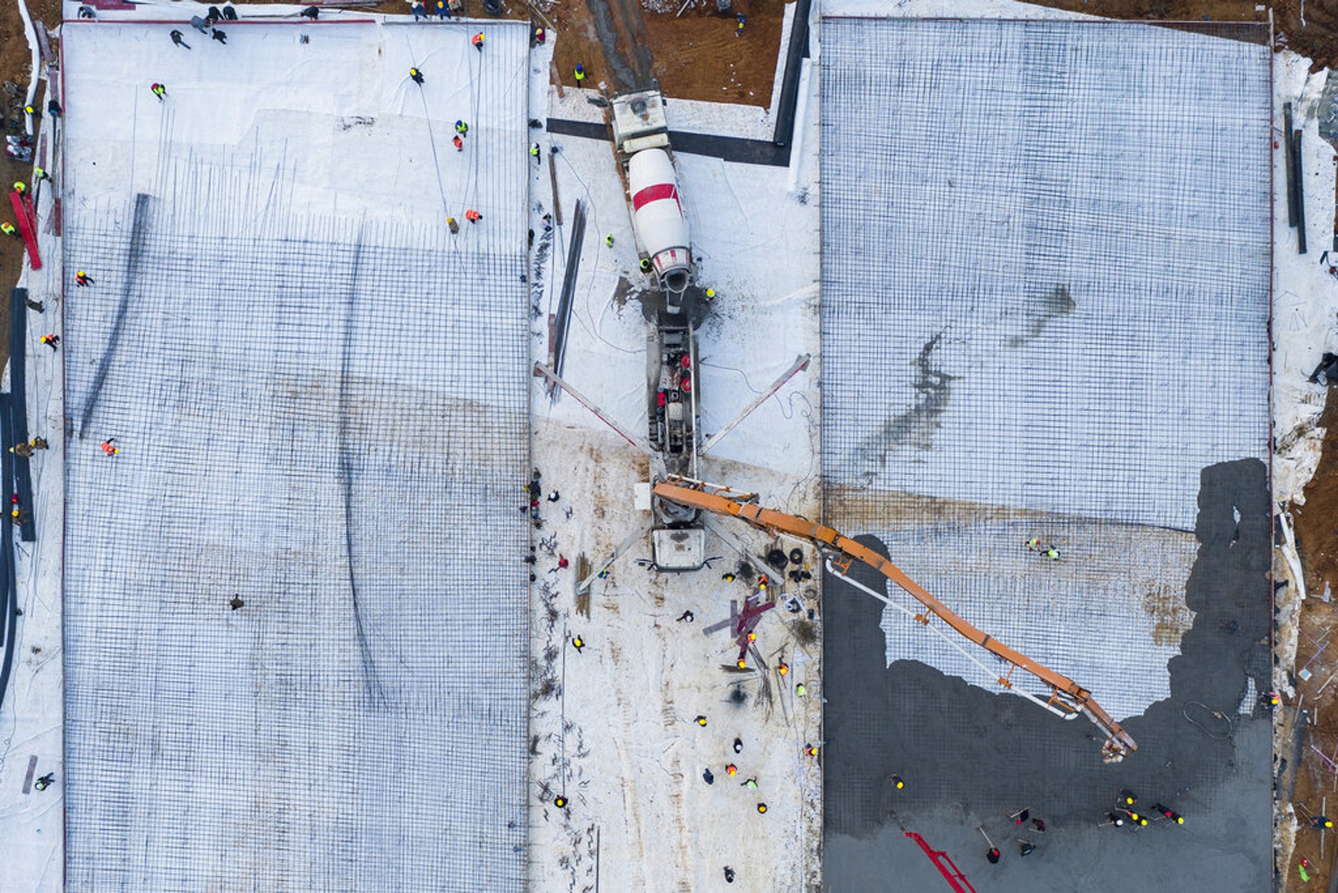 圖為1月28日大批工人在火神山醫院地盤工作。(AP)