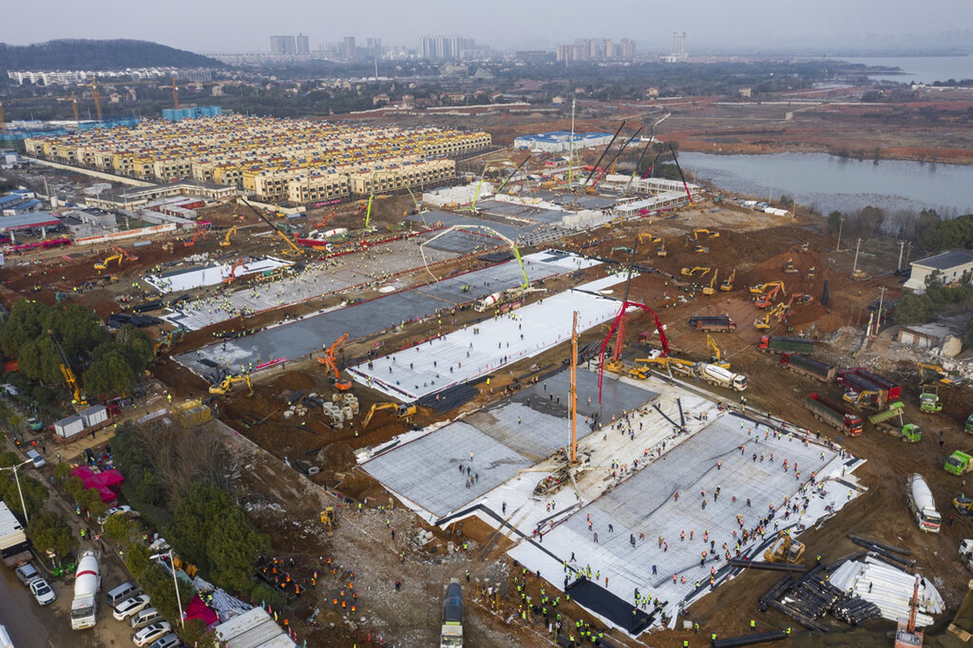 圖為1月28日火神山醫院地盤的照片,從這張由高空拍攝的照片可見,醫院佔地面積甚廣。(AP)