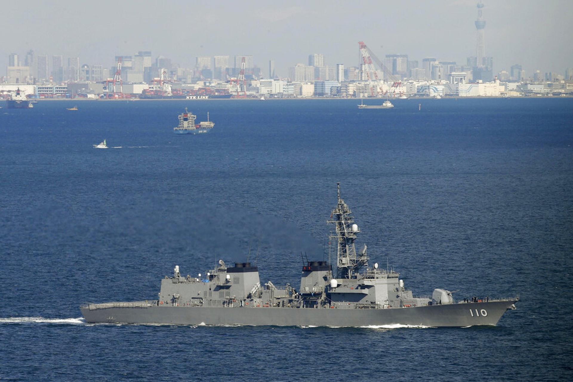 高波號會在中東進行收集情報的工作。圖為2月2日它離開橫須賀基地起程往中東。(AP)