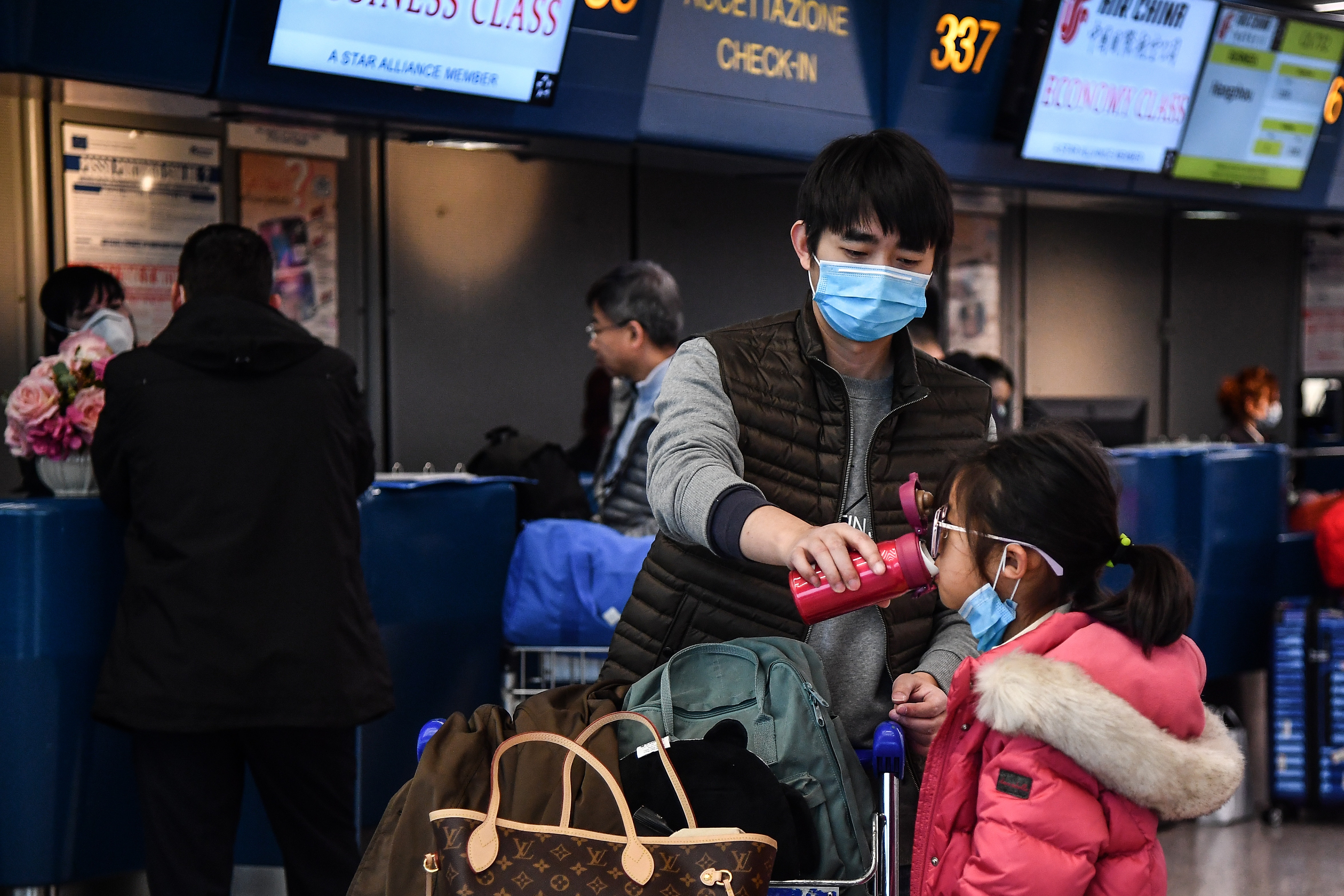 武汉肺炎：意大利1月31日宣布停飞所有往返中国航班。图为当日在罗马机场的旅客。（AFP）