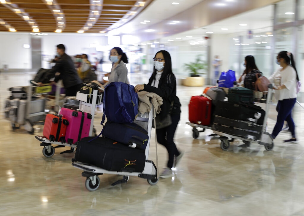 菲律賓在疫情傳到該國以及出現死亡個案後，進一步收緊針對來自中國大陸、香港及澳門人士入境管制。圖為2月3日已配戴口罩的乘客抵達菲律賓馬尼拉國際機場。（AP）
