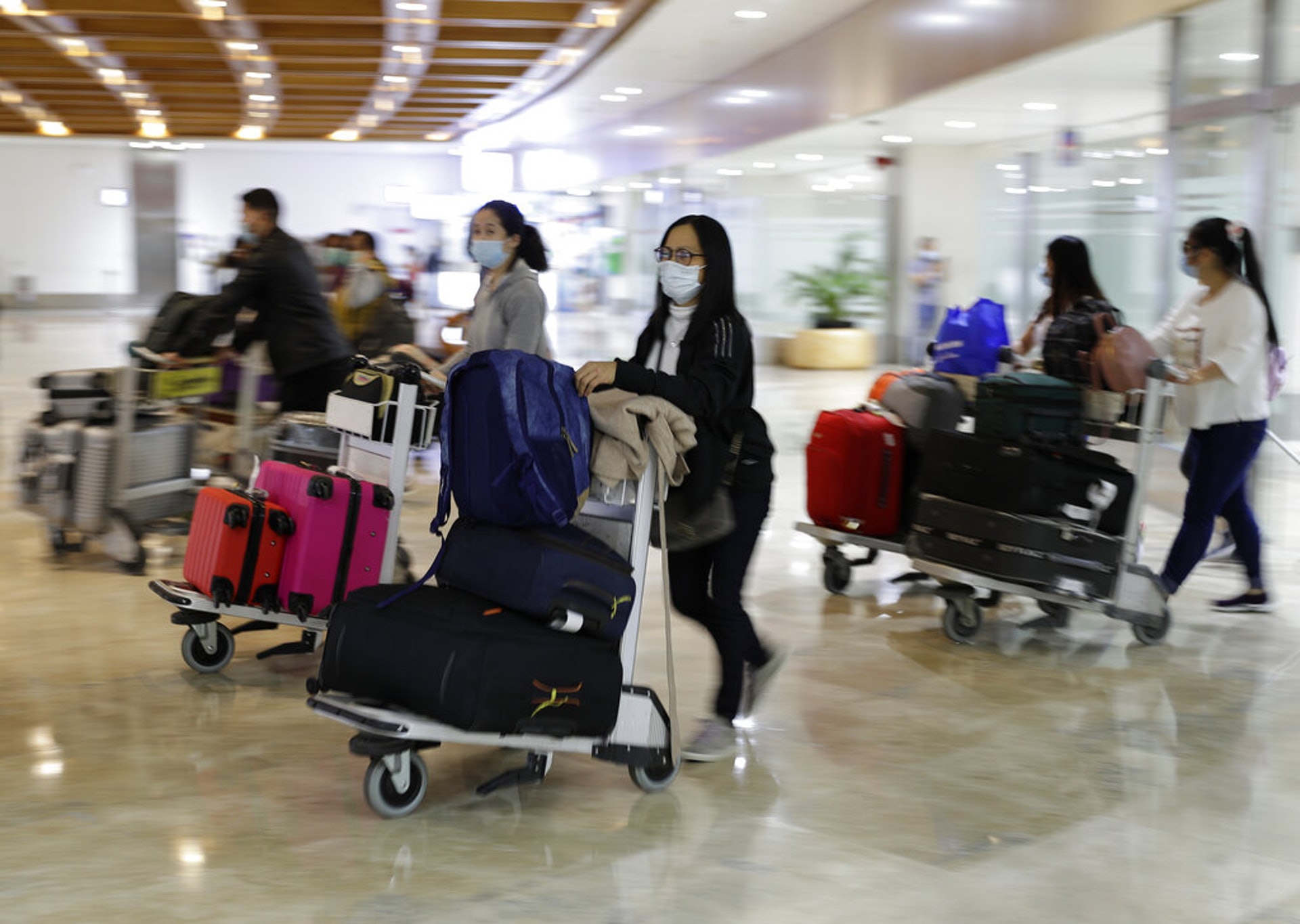 菲律賓在疫情傳到該國以及出現死亡個案後,進一步收緊針對來自中國大陸、香港及澳門人士入境管制。圖為2月3日已配戴口罩的乘客抵達菲律賓馬尼拉國際機場。(AP) 菲律賓在疫情傳到該國以及出現死亡個案後,進一步收緊針對來自中國大陸、香港及澳門人士入境管制。圖為2月3日已配戴口罩的乘客抵達菲律賓馬尼拉國際機場。(AP)