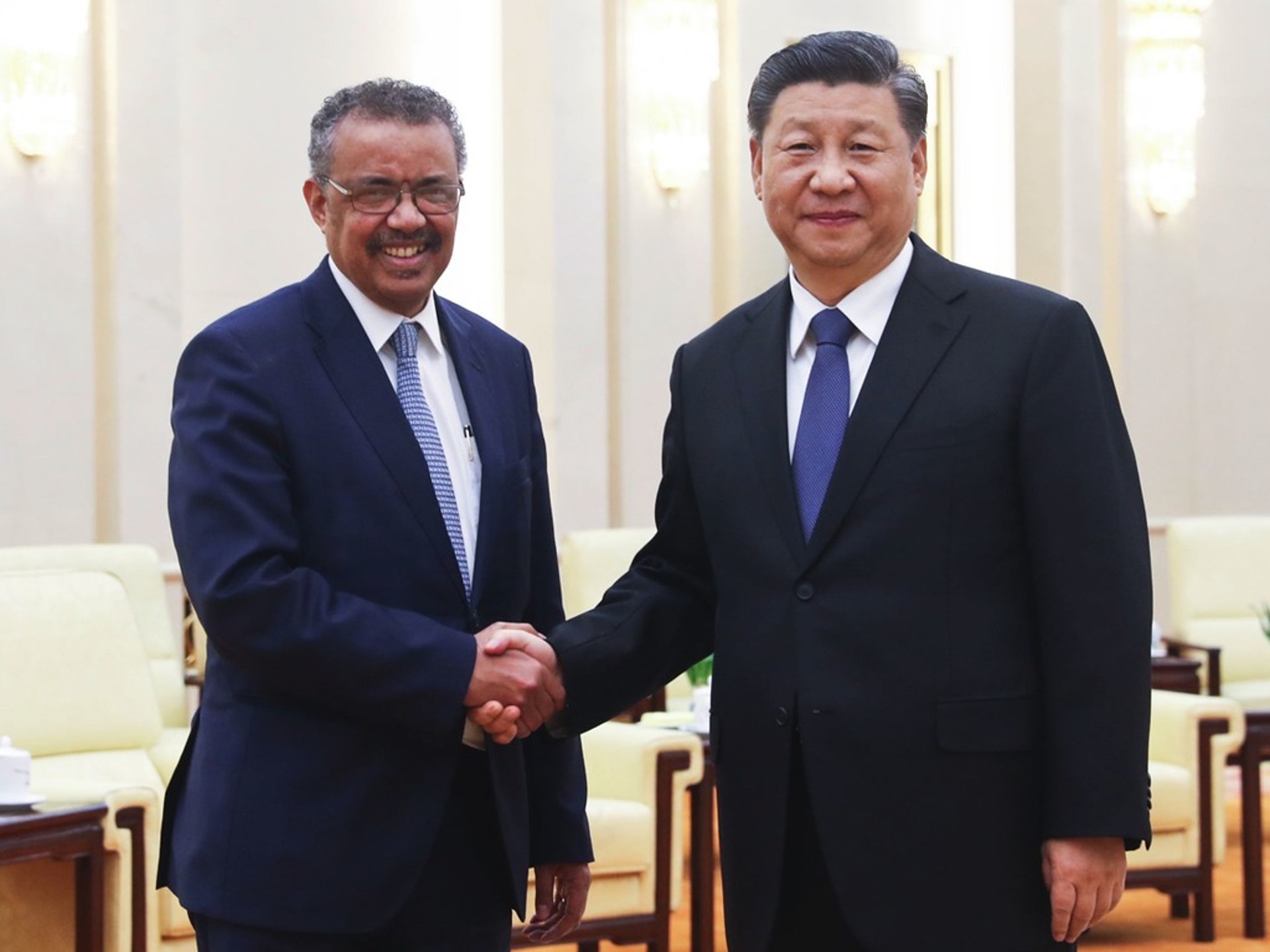 2020年1月28日,中國國家主席習近平(右)在北京人民大會堂會見世界衛生組織總幹事譚德塞,商討應對武漢疫情策略。(新華社) 2020年1月28日,中國國家主席習近平(右)在北京人民大會堂會見世界衛生組織總幹事譚德塞,商討應對武漢疫情策略。(新華社)