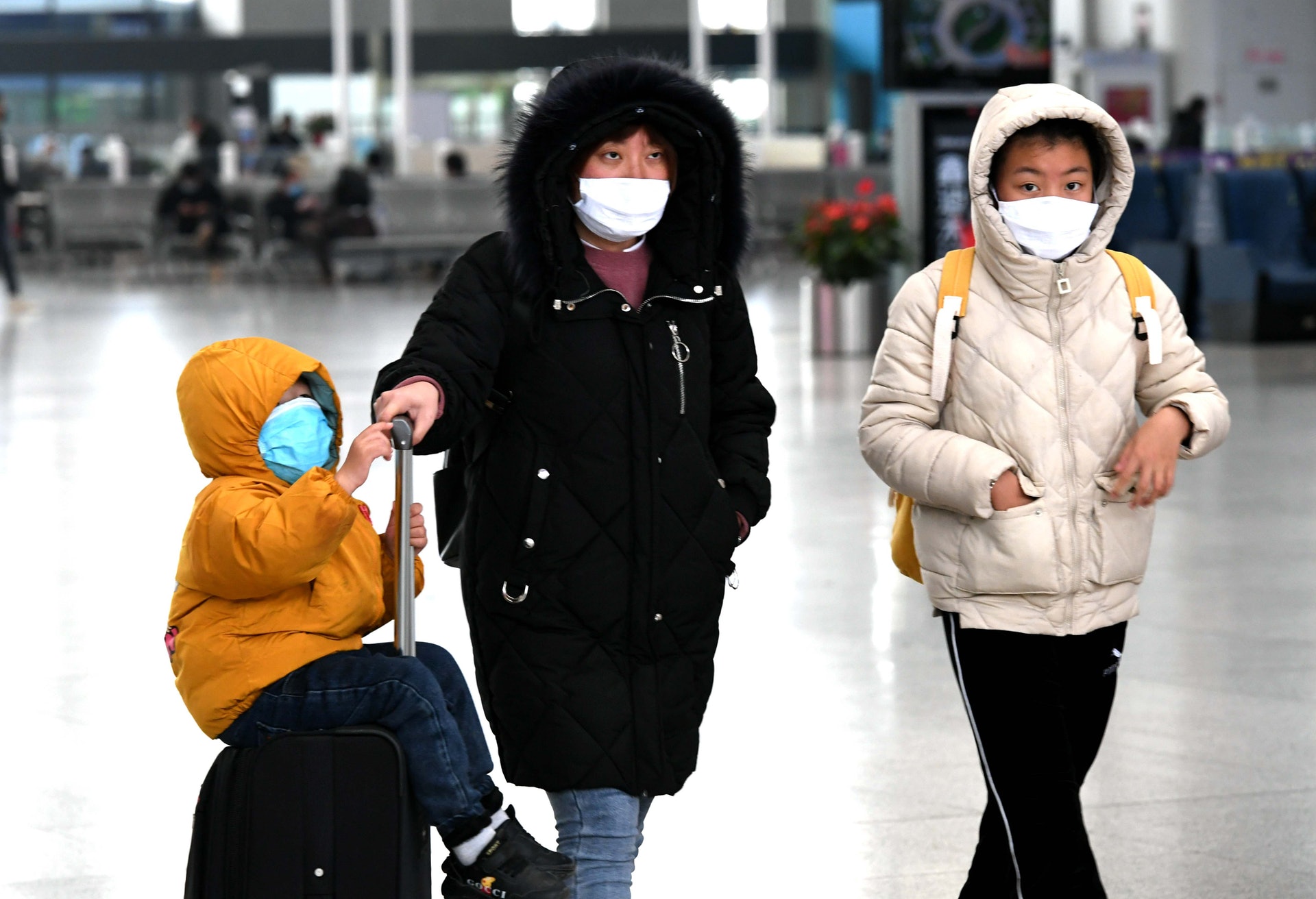 武漢肺炎疫情持續。不少中國人配戴口罩外出。(中新社) 武漢肺炎疫情持續。不少中國人配戴口罩外出。(中新社)