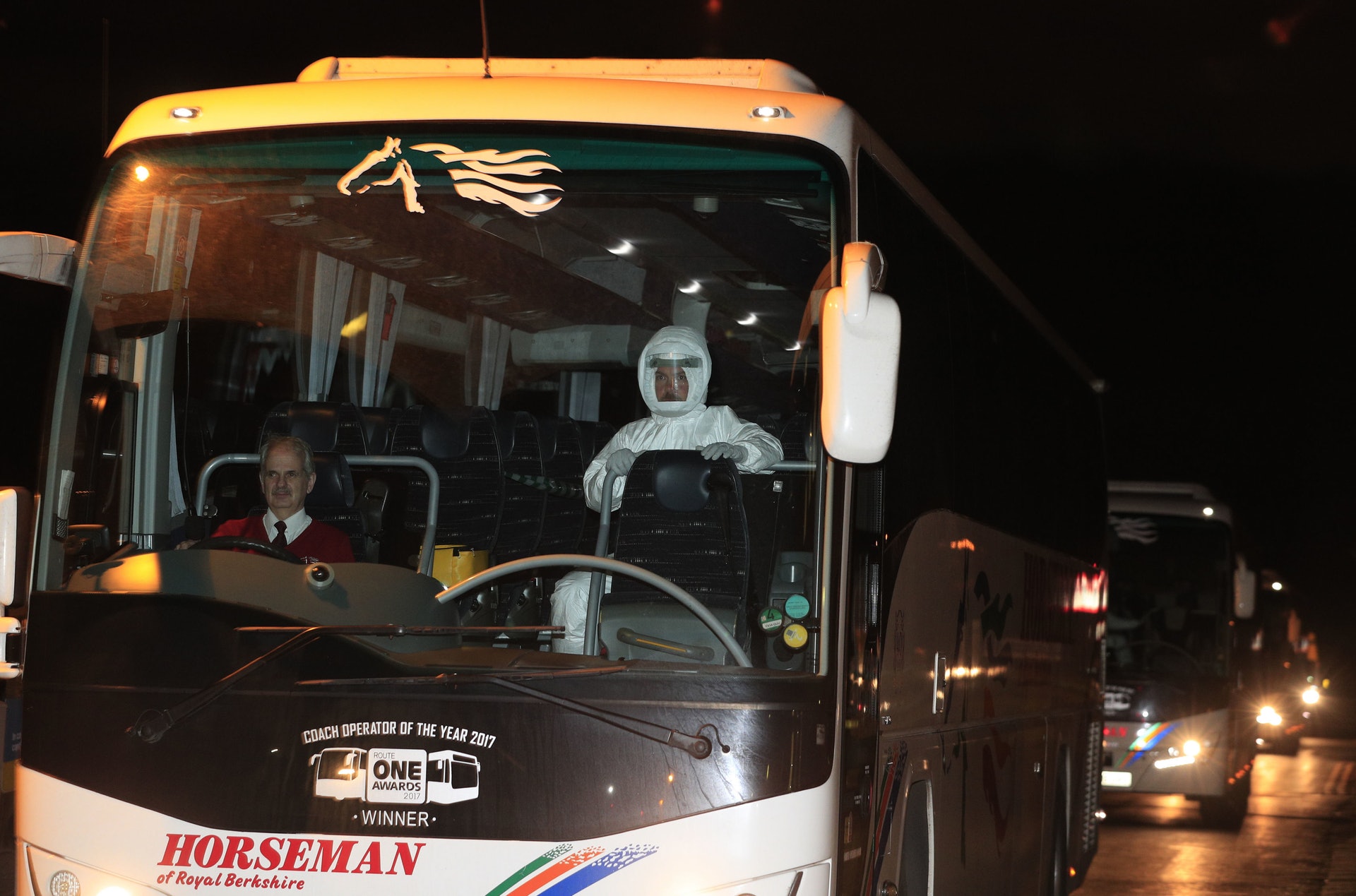 英國多架巴士1月31日在利物浦接載剛從武漢回國的英國公民前往醫院。(AP) 英國多架巴士1月31日在利物浦接載剛從武漢回國的英國公民前往醫院。(AP)