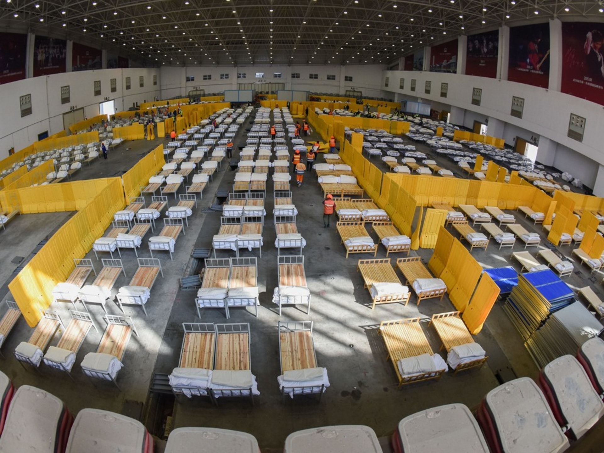 2020年2月3日晚,3所「方艙醫院」在中國武漢開建,至4日早上,已搭起數百張臨時病牀。(新華社) 2020年2月3日晚,3所「方艙醫院」在中國武漢開建,至4日早上,已搭起數百張臨時病牀。(新華社)