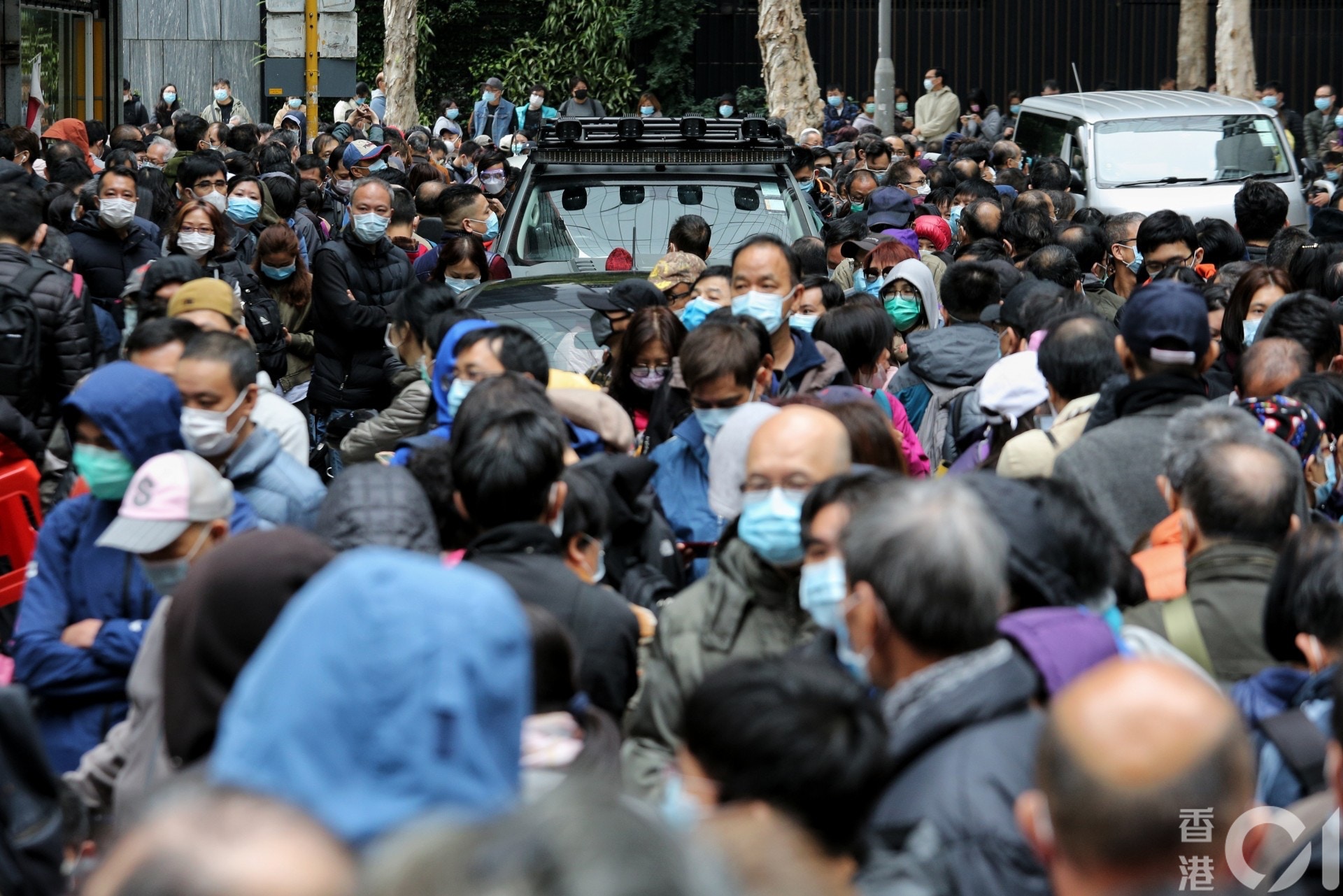 早前九龍灣有公司發售大量口罩，逾千人通宵排隊。（張浩維攝）