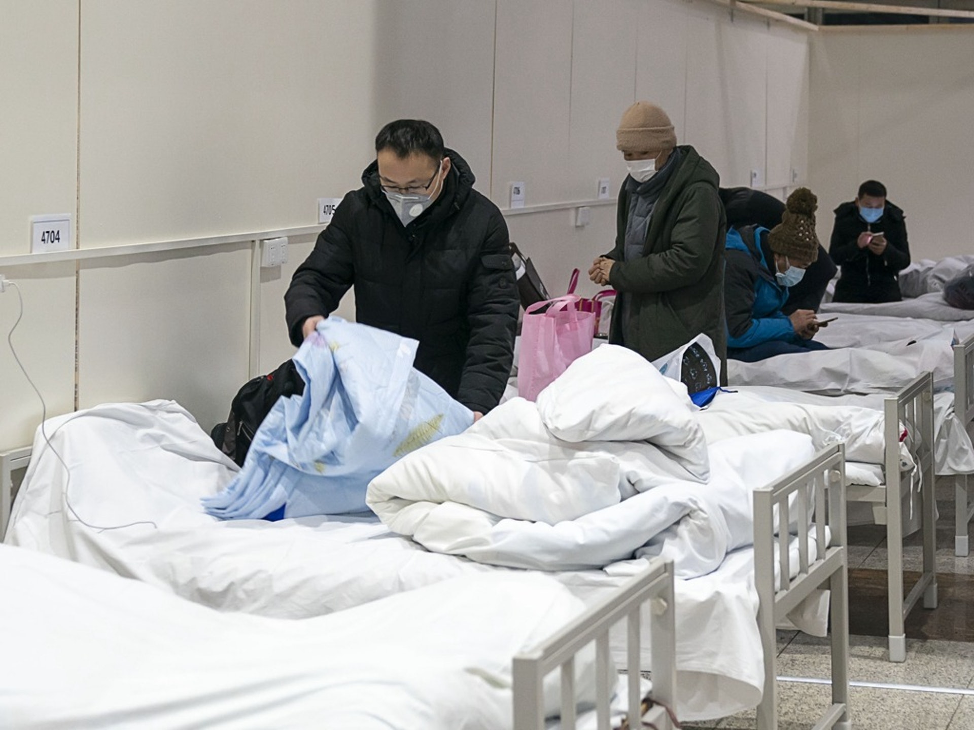 中國武漢首個方艙醫院開始收治病人。圖為2月5日,患者在江漢方艙醫院內收拾牀鋪。(新華社) 中國武漢首個方艙醫院開始收治病人。圖為2月5日,患者在江漢方艙醫院內收拾牀鋪。(新華社)